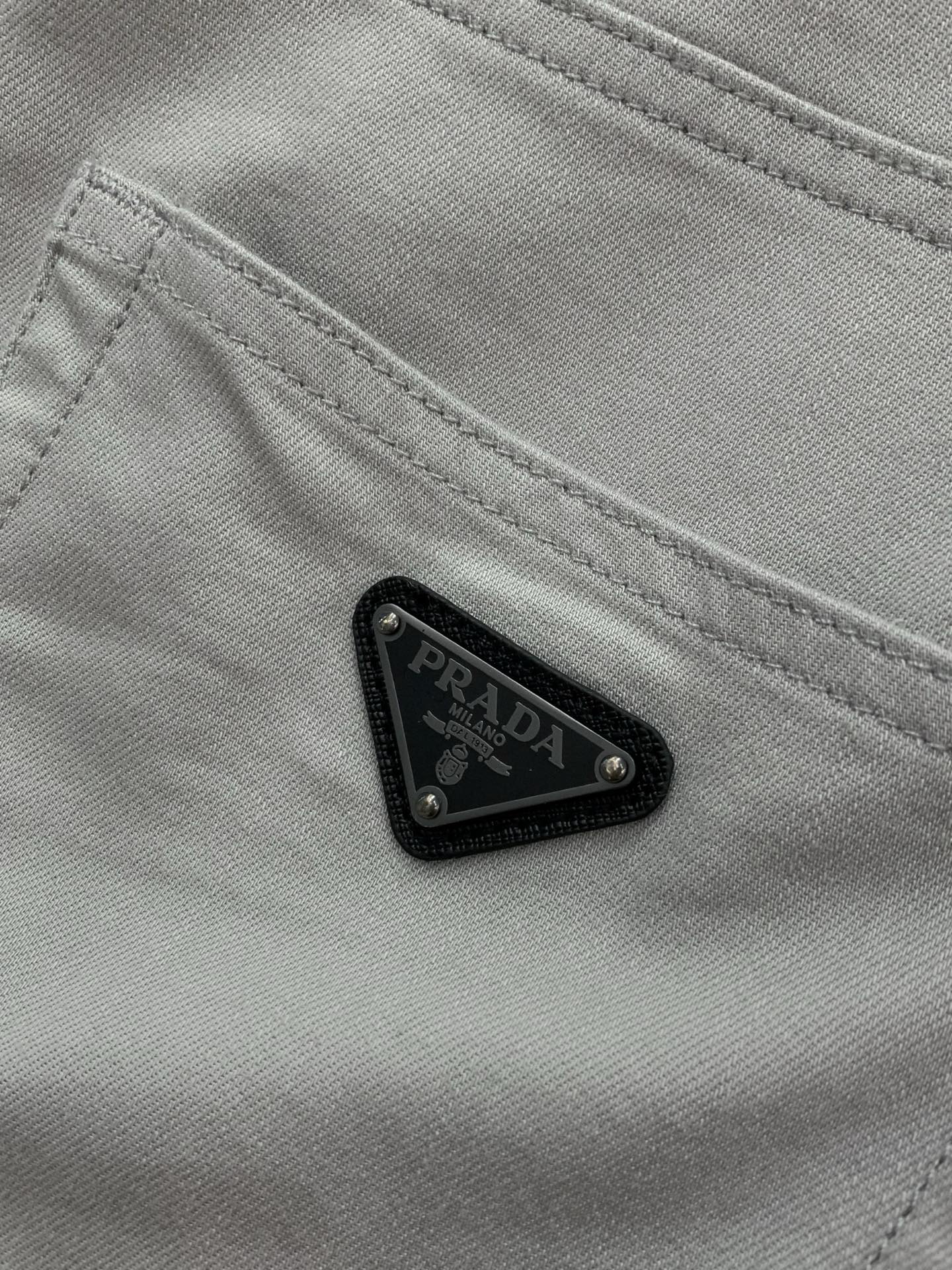 ，PRADA 普拉达，2026春季最新品，专柜同步有售，时尚休闲裤，进口原版面料，做工极为复杂，唯一可以