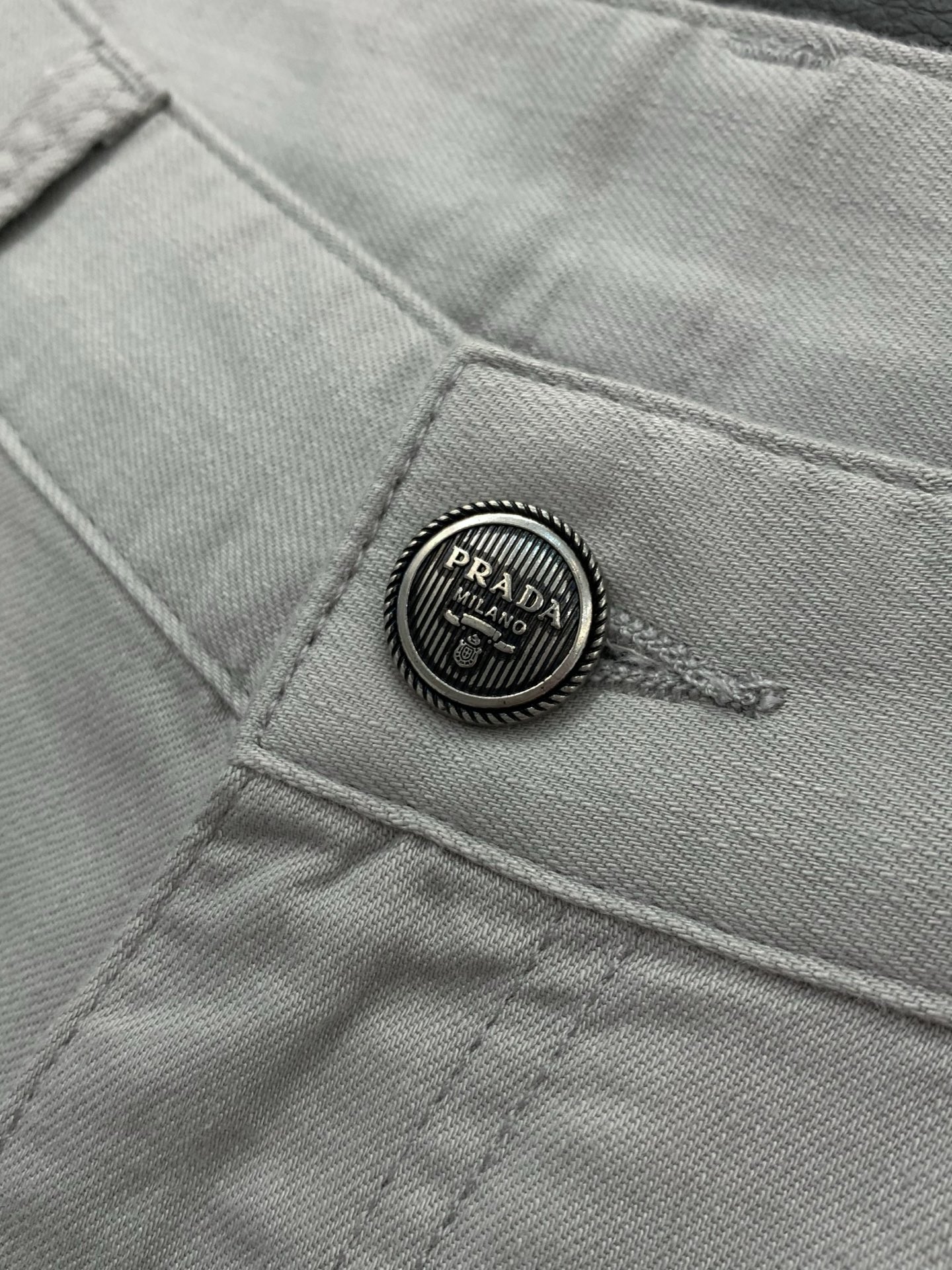 ，PRADA 普拉达，2026春季最新品，专柜同步有售，时尚休闲裤，进口原版面料，做工极为复杂，唯一可以