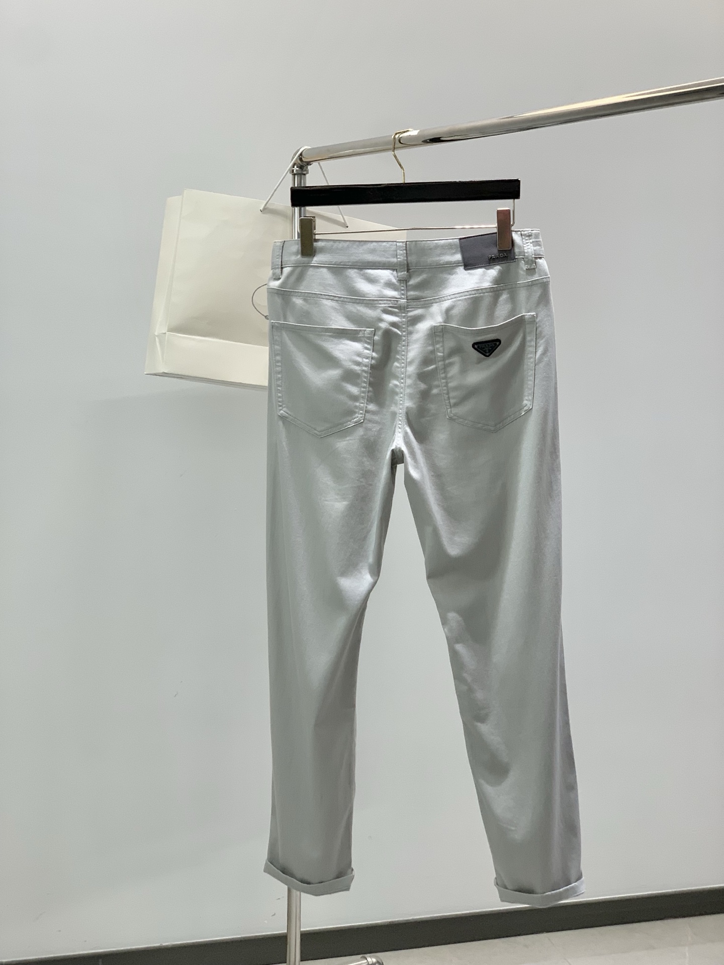 ，PRADA 普拉达，2026春季最新品，专柜同步有售，时尚休闲裤，进口原版面料，做工极为复杂，唯一可以