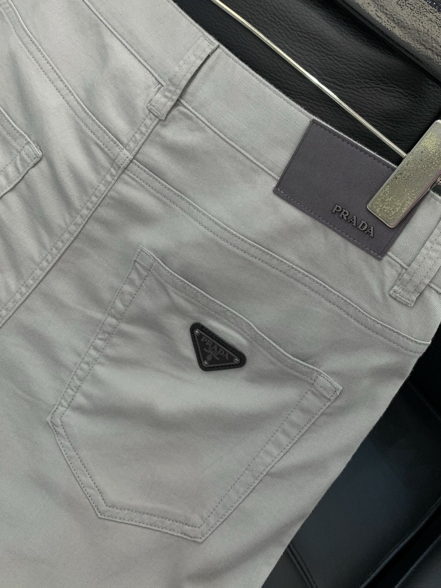 ，PRADA 普拉达，2026春季最新品，专柜同步有售，时尚休闲裤，进口原版面料，做工极为复杂，唯一可以