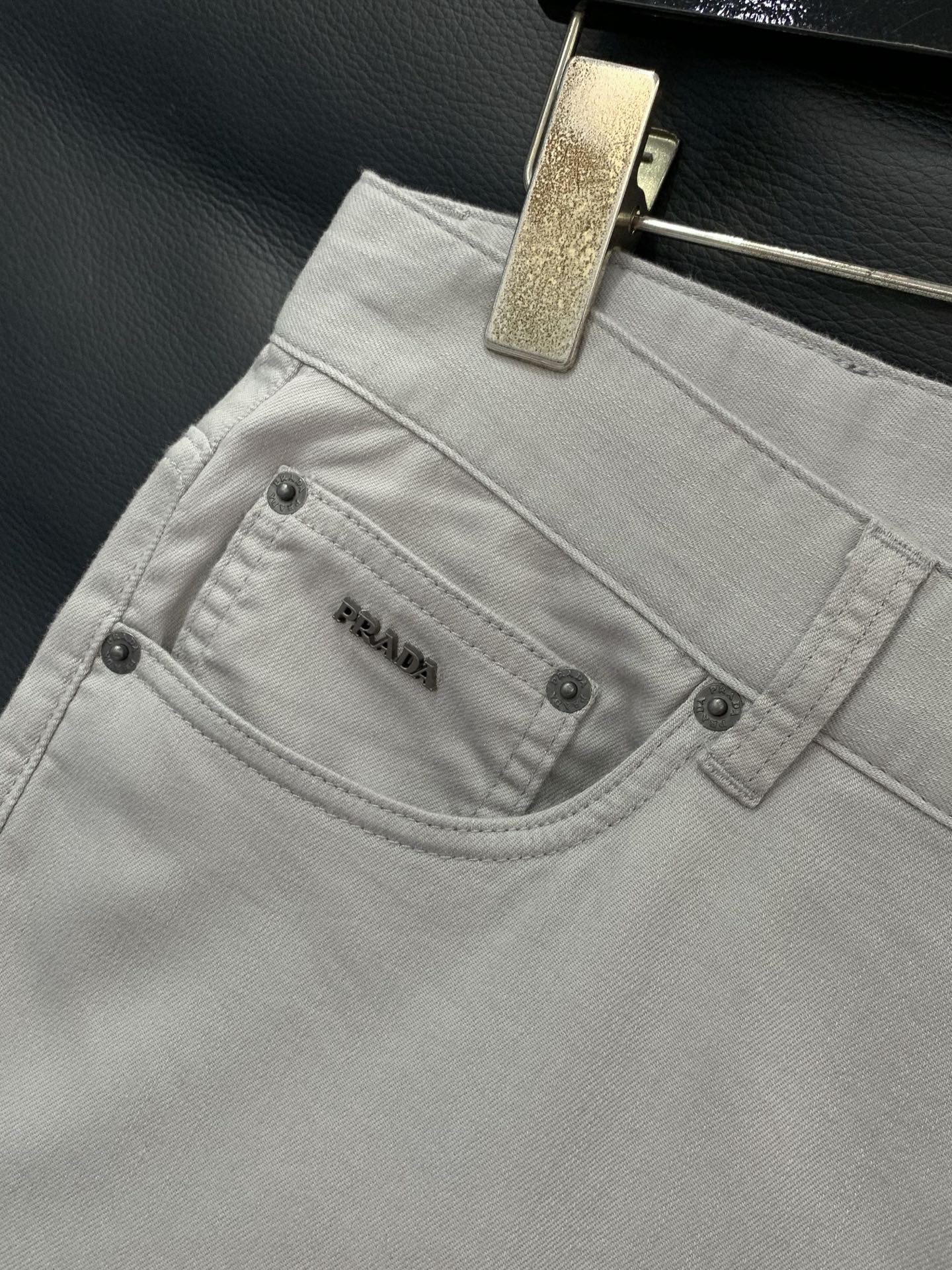 ，PRADA 普拉达，2026春季最新品，专柜同步有售，时尚休闲裤，进口原版面料，做工极为复杂，唯一可以