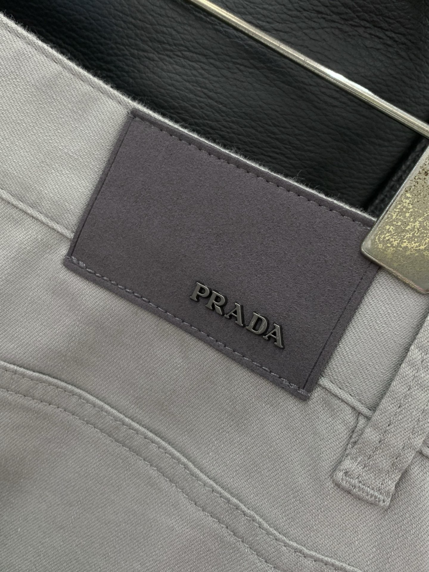 ，PRADA 普拉达，2026春季最新品，专柜同步有售，时尚休闲裤，进口原版面料，做工极为复杂，唯一可以