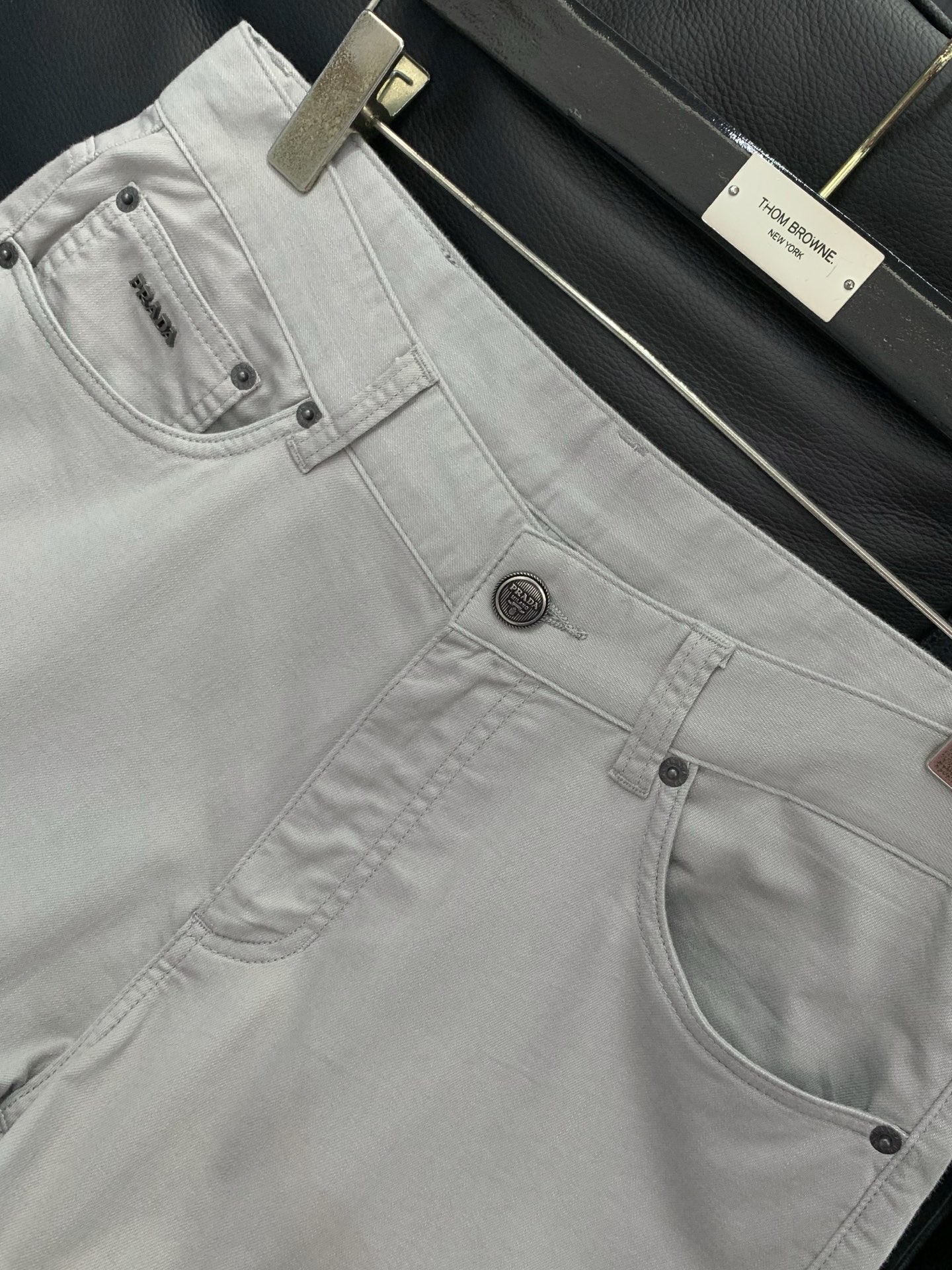 ，PRADA 普拉达，2026春季最新品，专柜同步有售，时尚休闲裤，进口原版面料，做工极为复杂，唯一可以