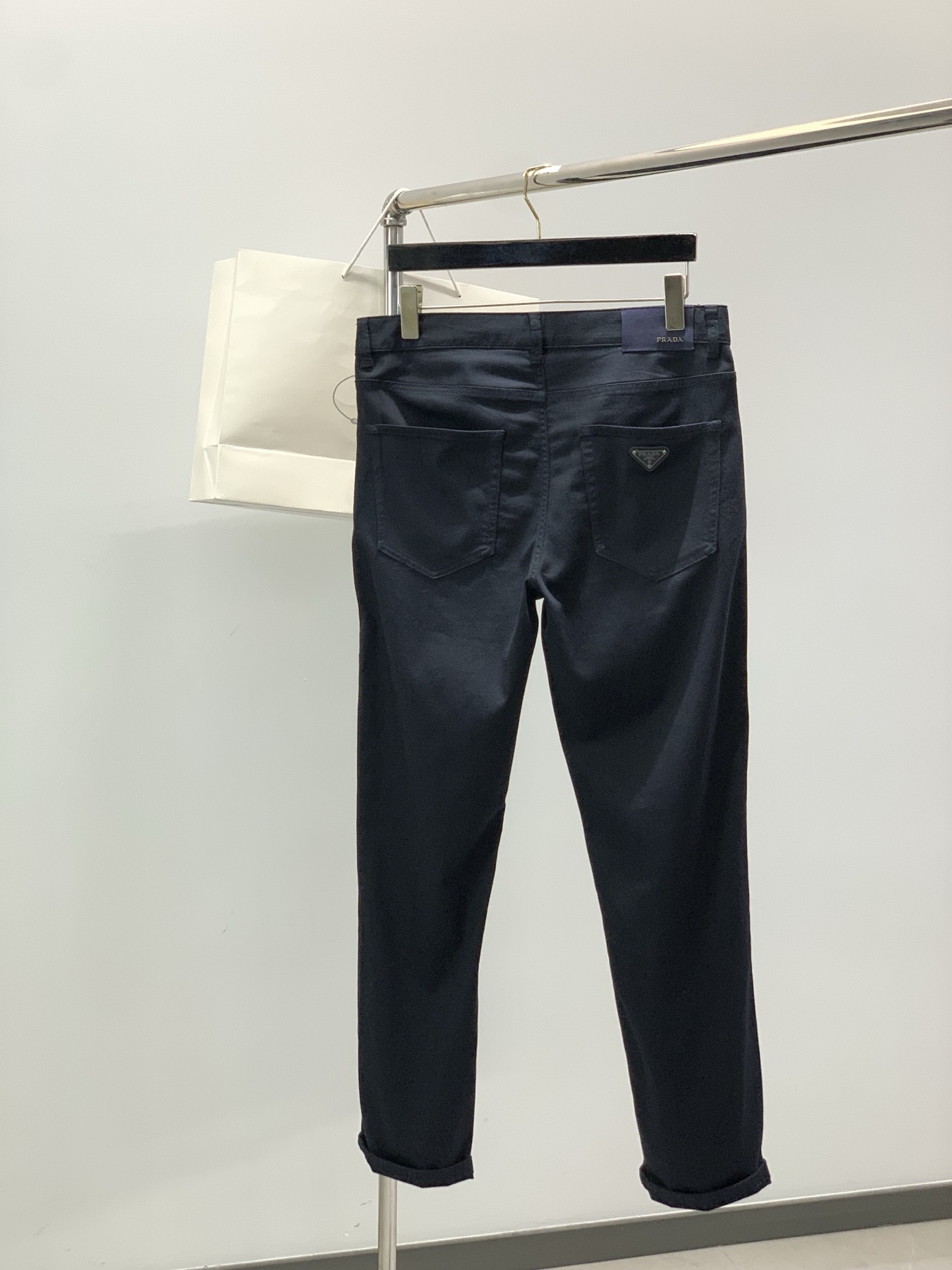 ，PRADA 普拉达，2026春季最新品，专柜同步有售，时尚休闲裤，进口原版面料，做工极为复杂，唯一可以