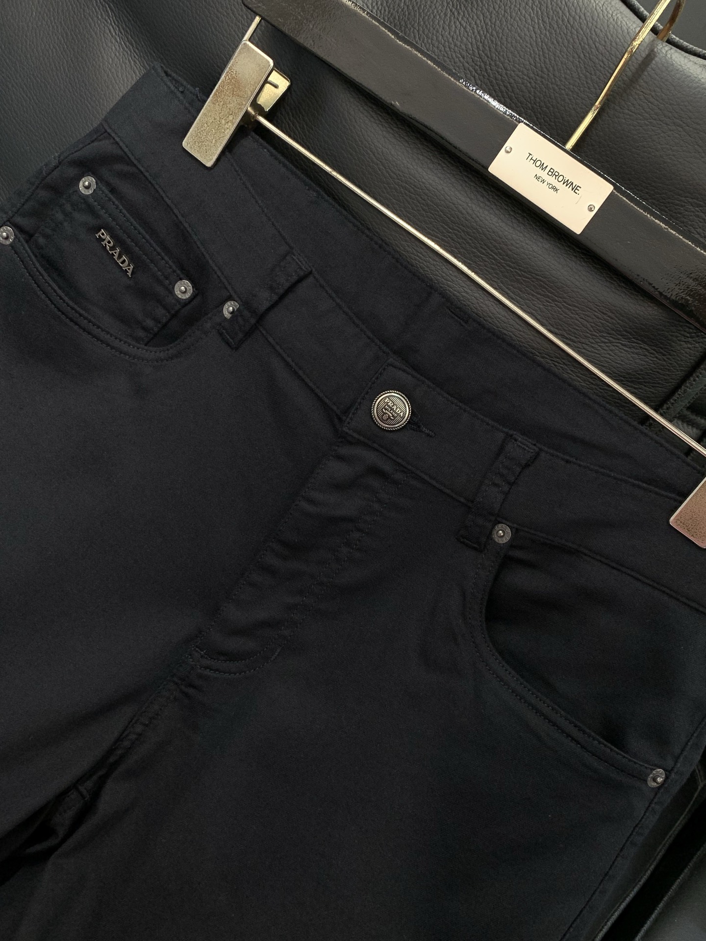 ，PRADA 普拉达，2026春季最新品，专柜同步有售，时尚休闲裤，进口原版面料，做工极为复杂，唯一可以
