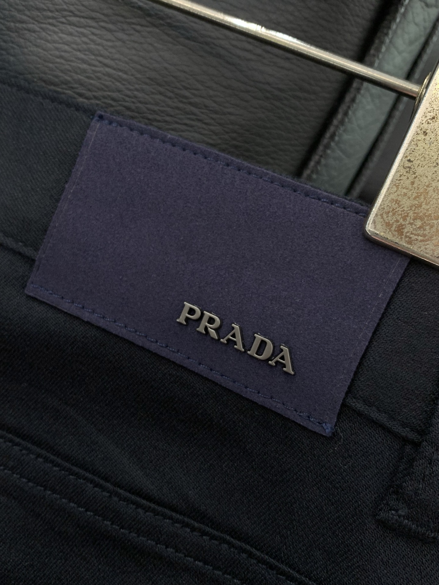 ，PRADA 普拉达，2026春季最新品，专柜同步有售，时尚休闲裤，进口原版面料，做工极为复杂，唯一可以