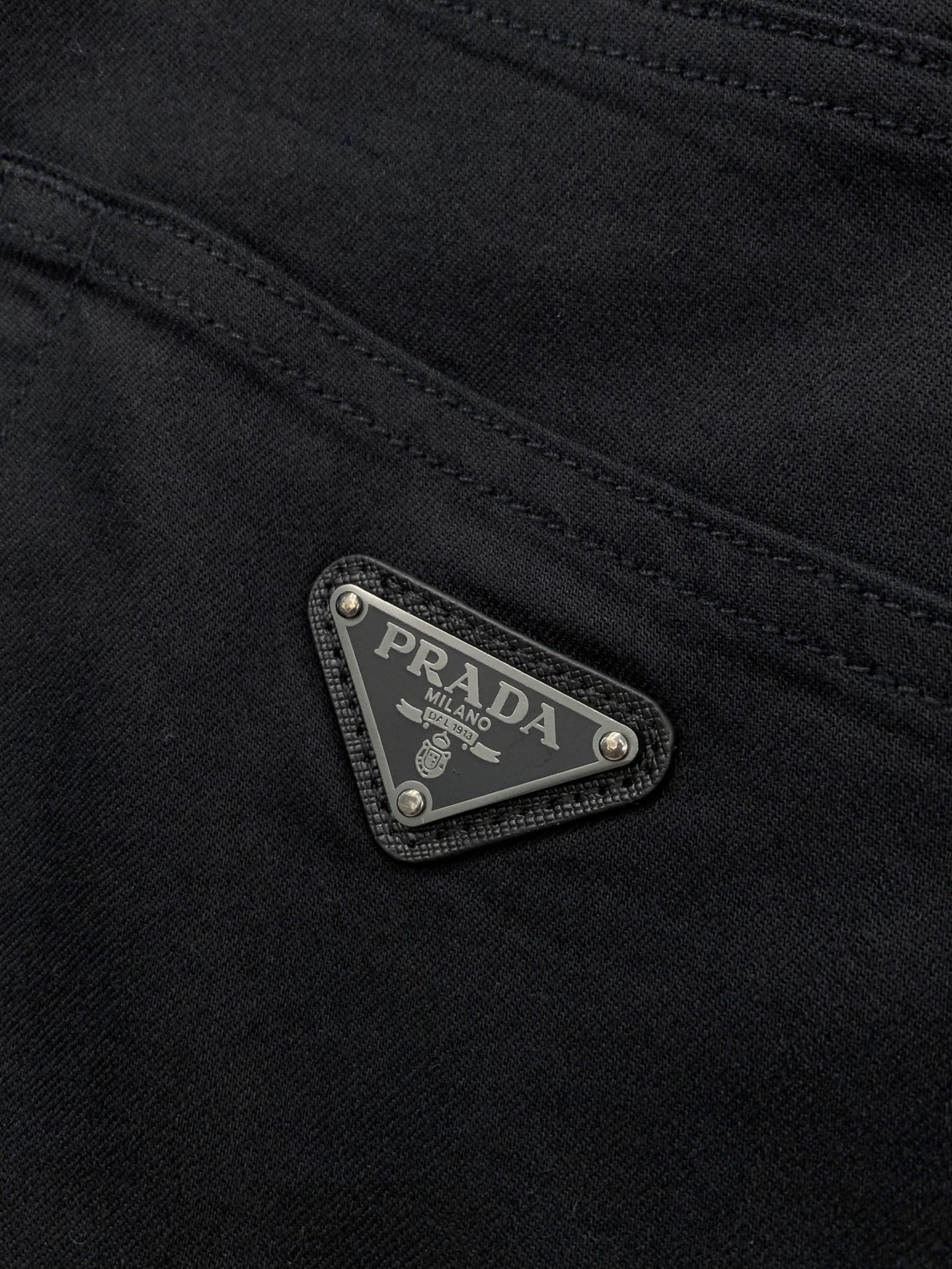 ，PRADA 普拉达，2026春季最新品，专柜同步有售，时尚休闲裤，进口原版面料，做工极为复杂，唯一可以