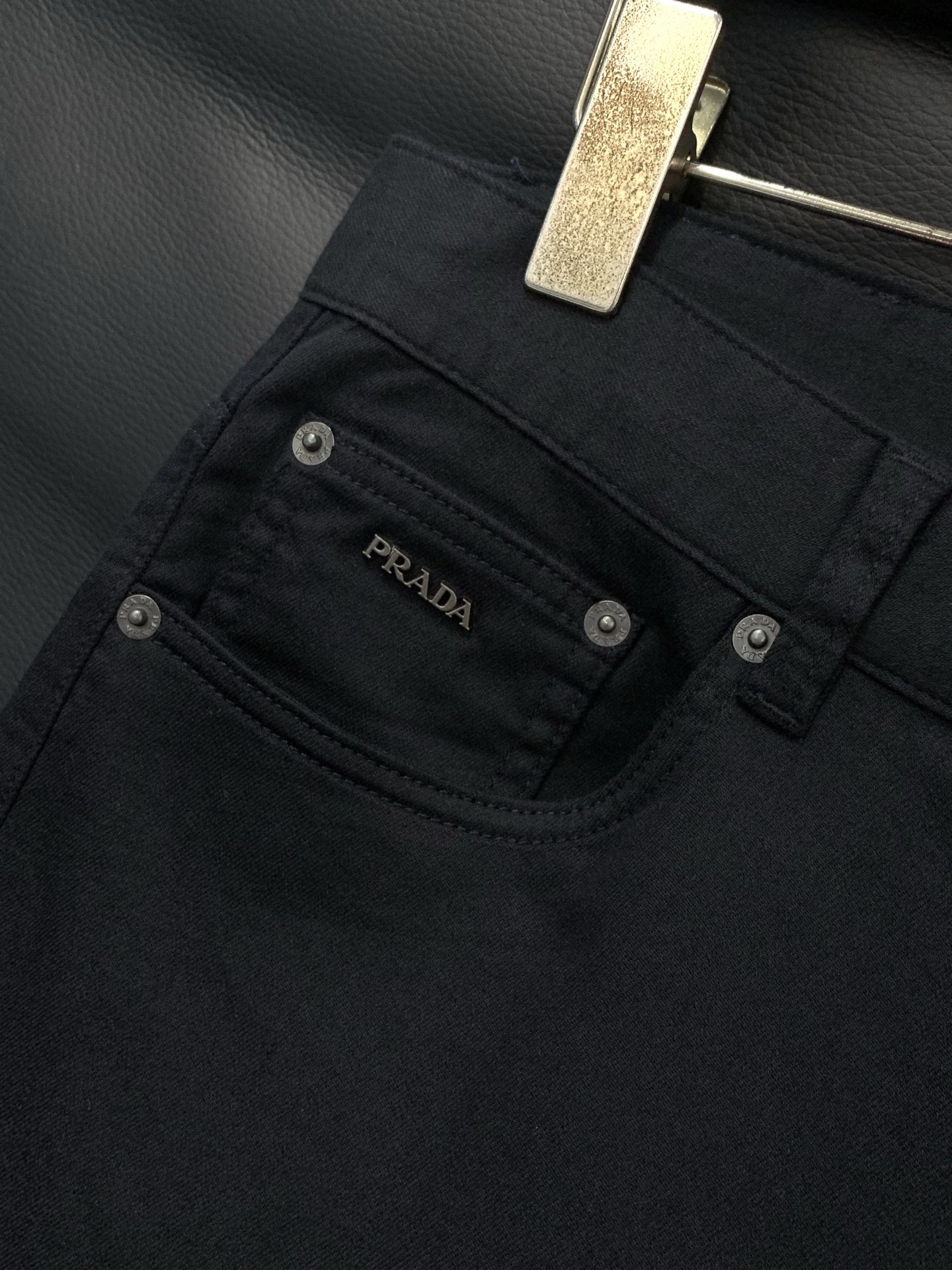 ，PRADA 普拉达，2026春季最新品，专柜同步有售，时尚休闲裤，进口原版面料，做工极为复杂，唯一可以