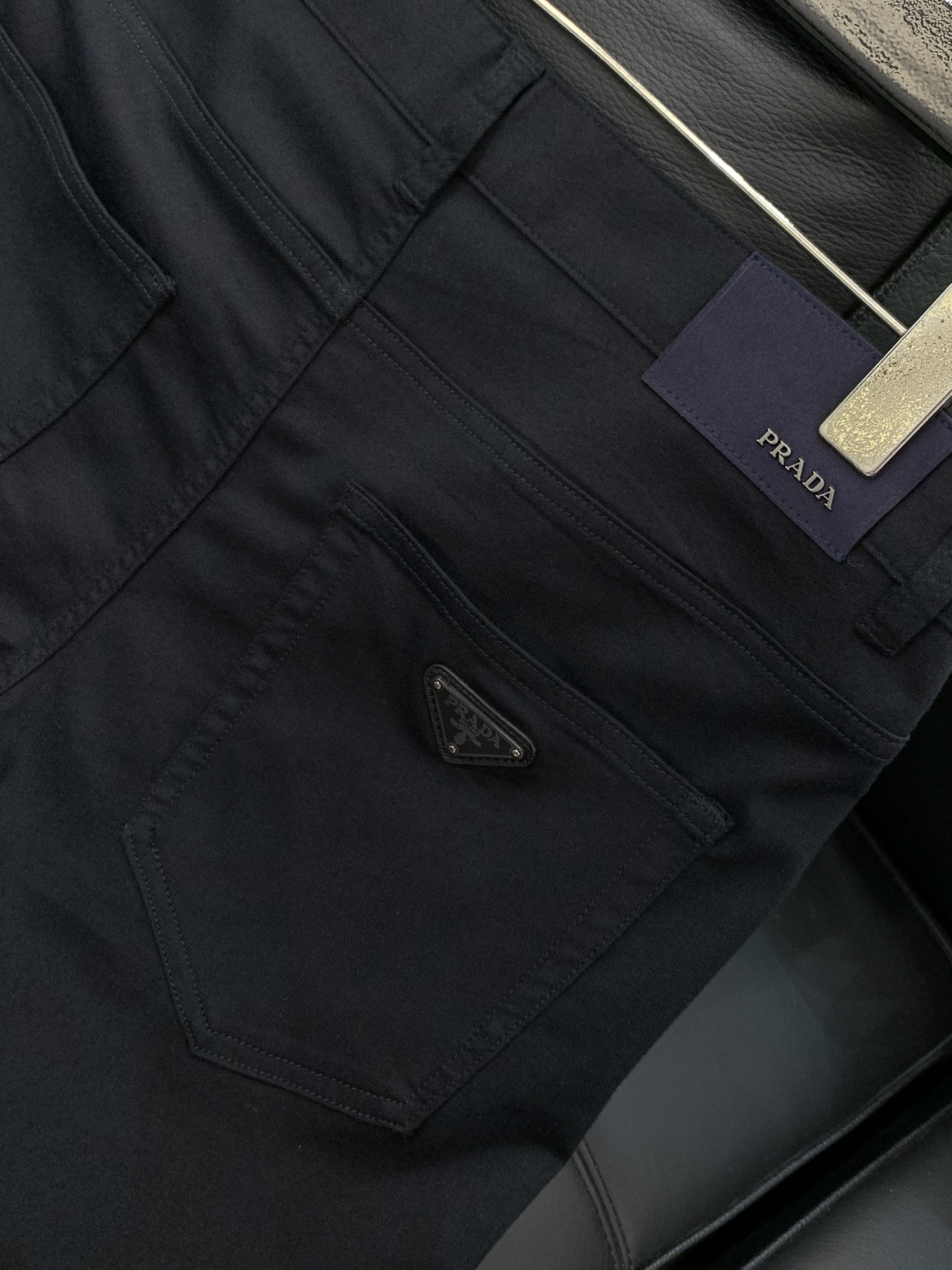 ，PRADA 普拉达，2026春季最新品，专柜同步有售，时尚休闲裤，进口原版面料，做工极为复杂，唯一可以