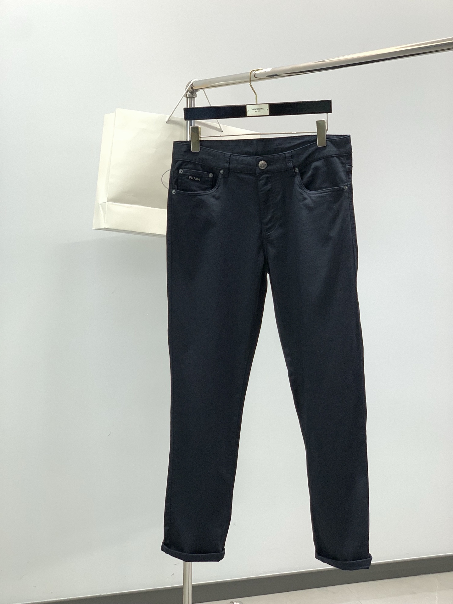 ，PRADA 普拉达，2026春季最新品，专柜同步有售，时尚休闲裤，进口原版面料，做工极为复杂，唯一可以