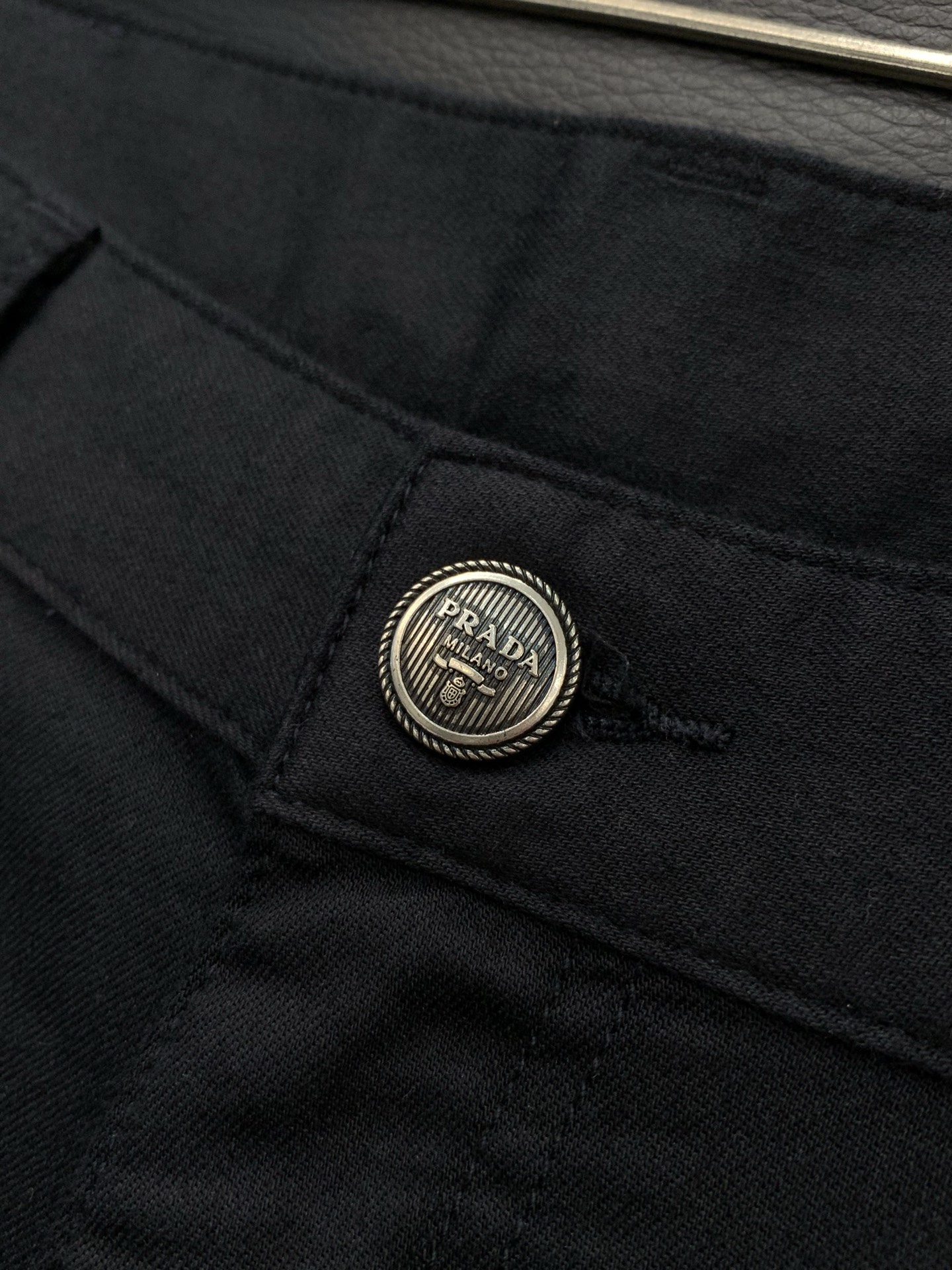 ，PRADA 普拉达，2026春季最新品，专柜同步有售，时尚休闲裤，进口原版面料，做工极为复杂，唯一可以