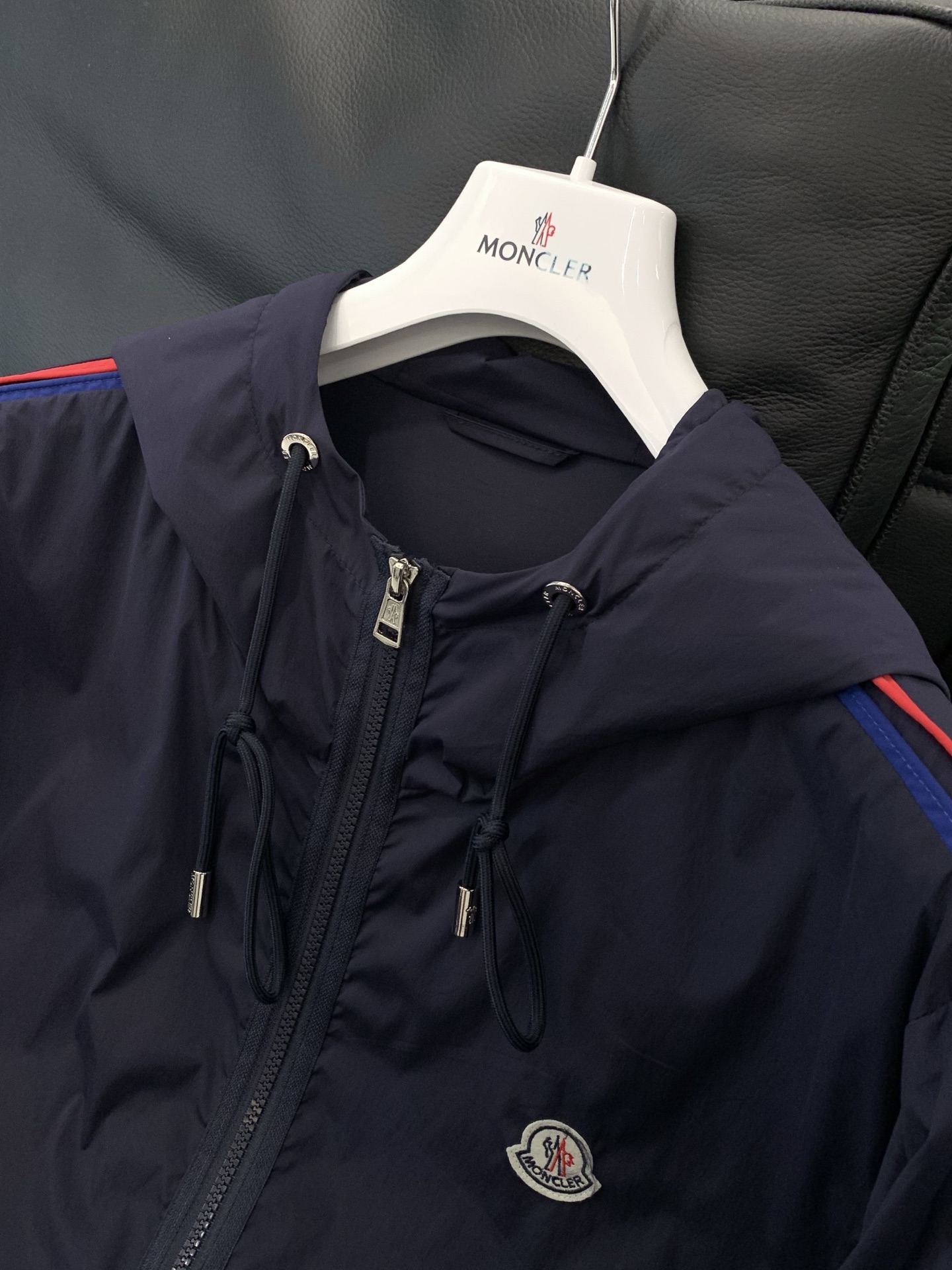 ，Moncler 蒙口，2026春季最新品，专柜同步有售，原单狠货，时尚休闲连帽夹克外套，上身舒适！吸睛