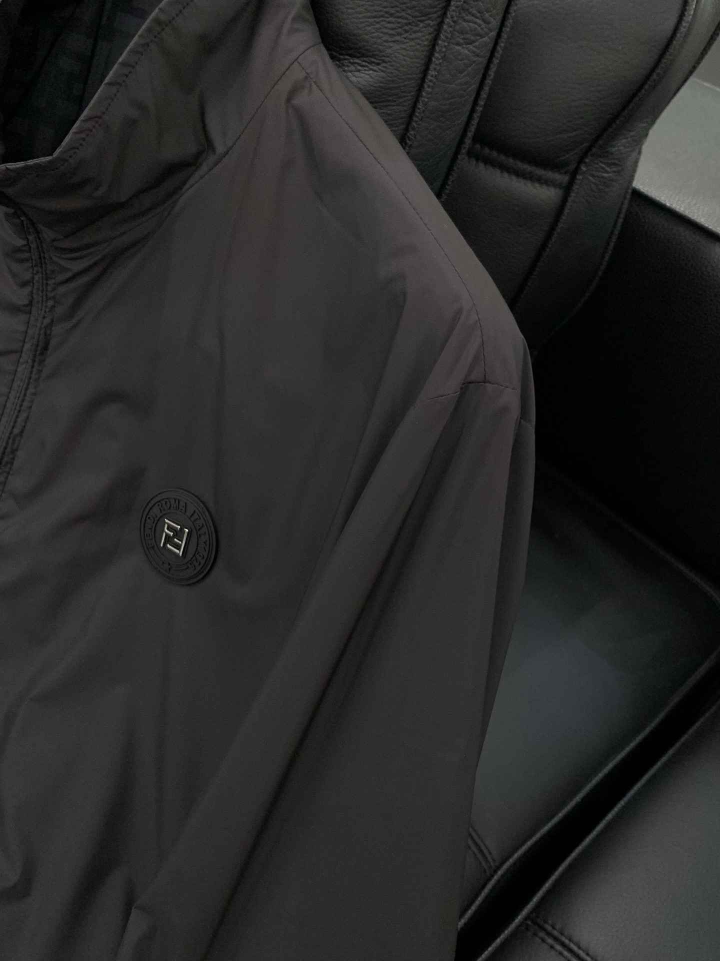 ，FENDI 芬迪，2026春季最新品，专柜同步有售，原单狠货，时尚休闲立领夹克外套，进口原版面料，顶级