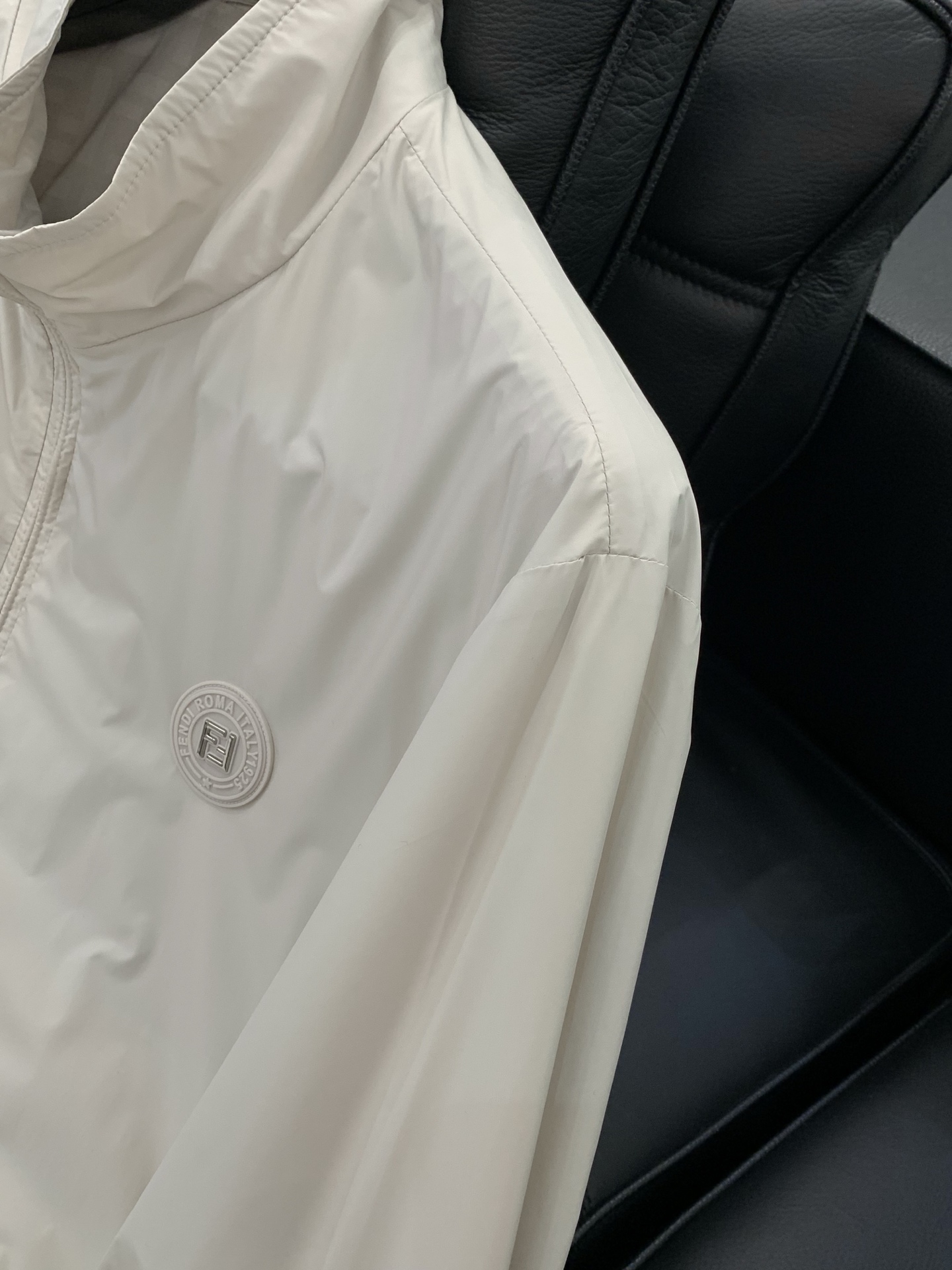 ，FENDI 芬迪，2026春季最新品，专柜同步有售，原单狠货，时尚休闲立领夹克外套，进口原版面料，顶级