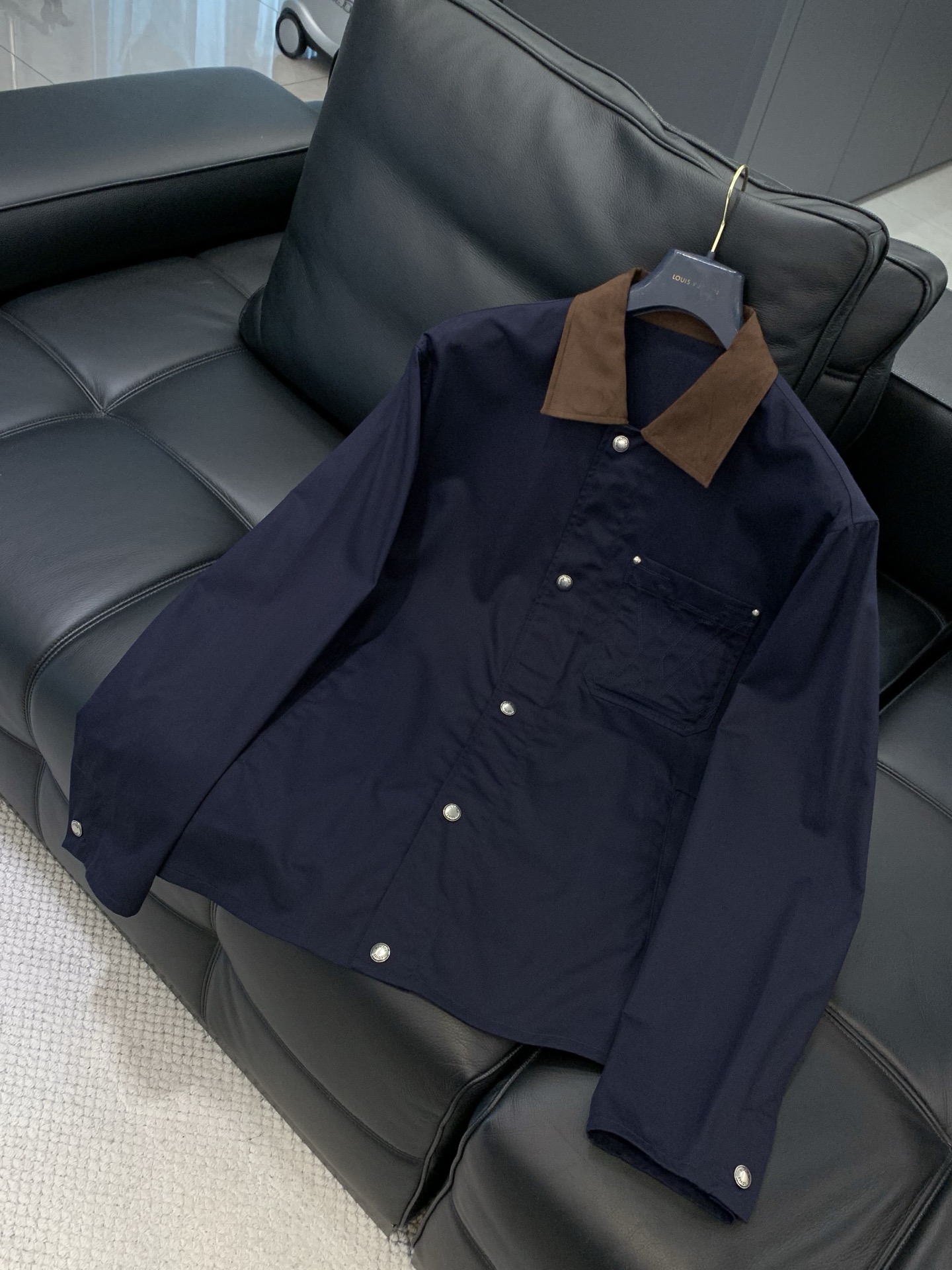 ，LouisVuitton 路易威登，春季最新款，专柜同步有售，原单狠货，时尚休闲翻领外套，上身很有特点
