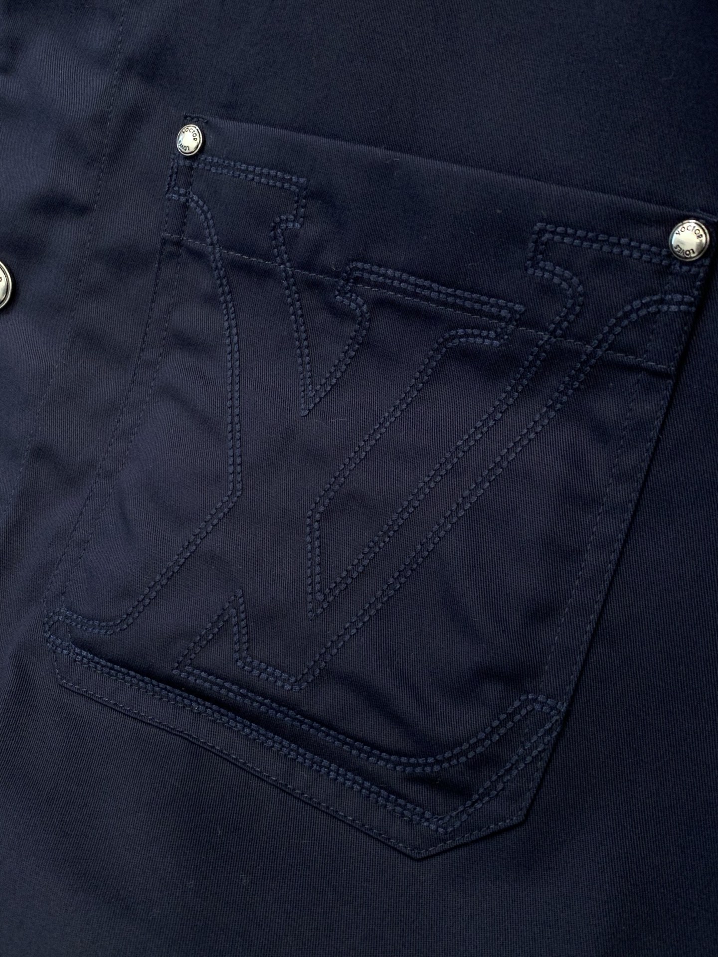 ，LouisVuitton 路易威登，春季最新款，专柜同步有售，原单狠货，时尚休闲翻领外套，上身很有特点