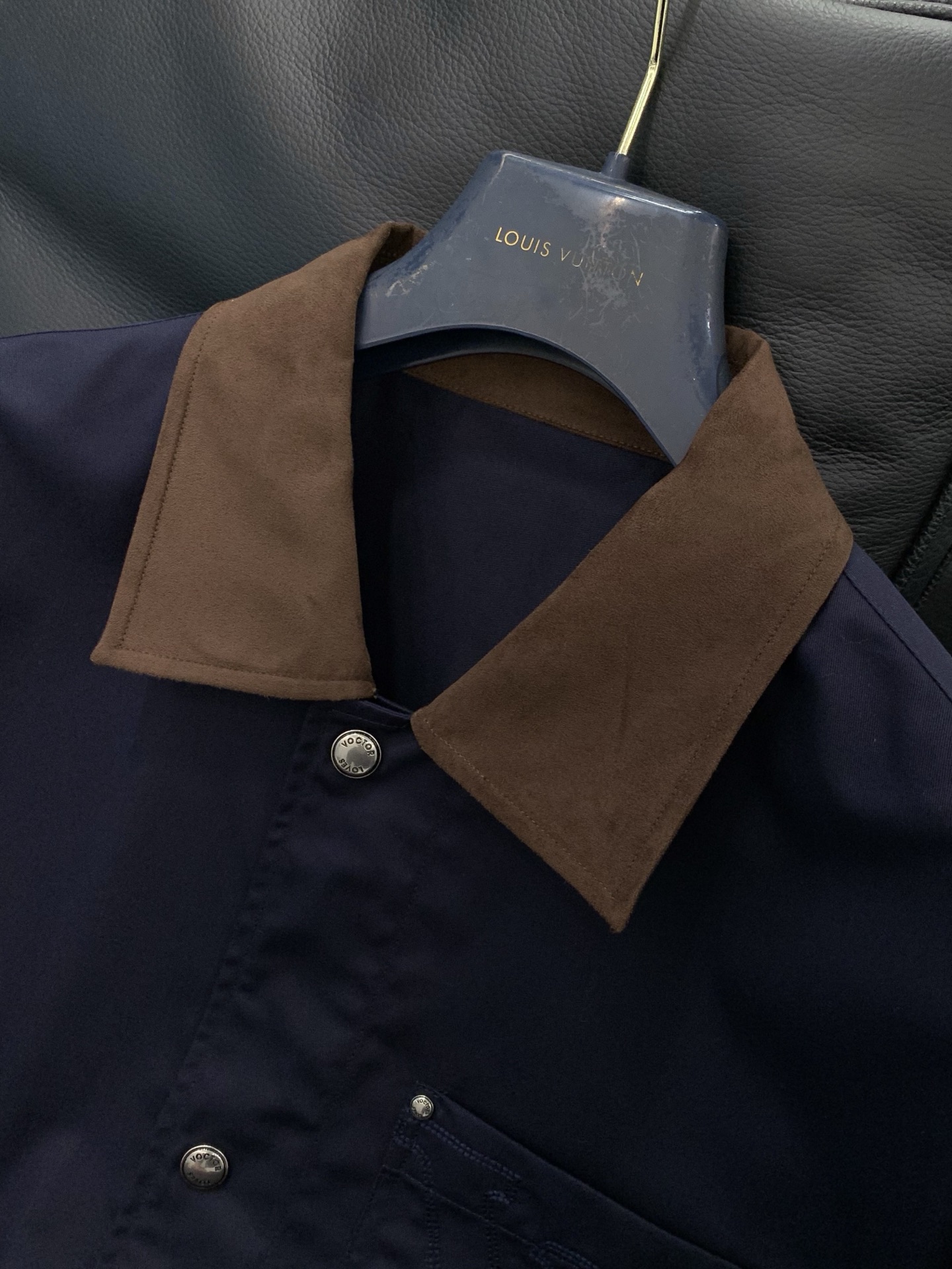 ，LouisVuitton 路易威登，春季最新款，专柜同步有售，原单狠货，时尚休闲翻领外套，上身很有特点