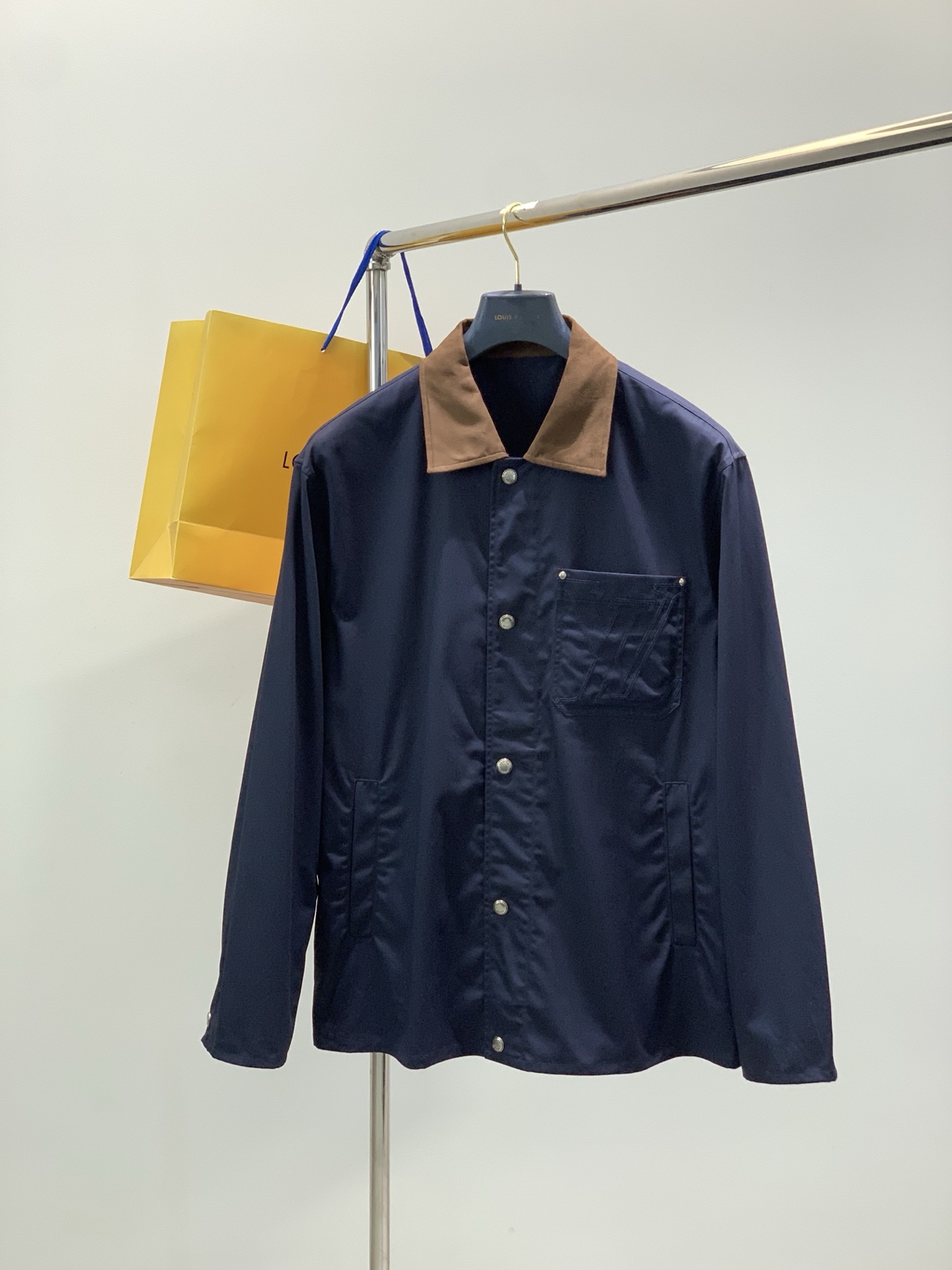 ，LouisVuitton 路易威登，春季最新款，专柜同步有售，原单狠货，时尚休闲翻领外套，上身很有特点