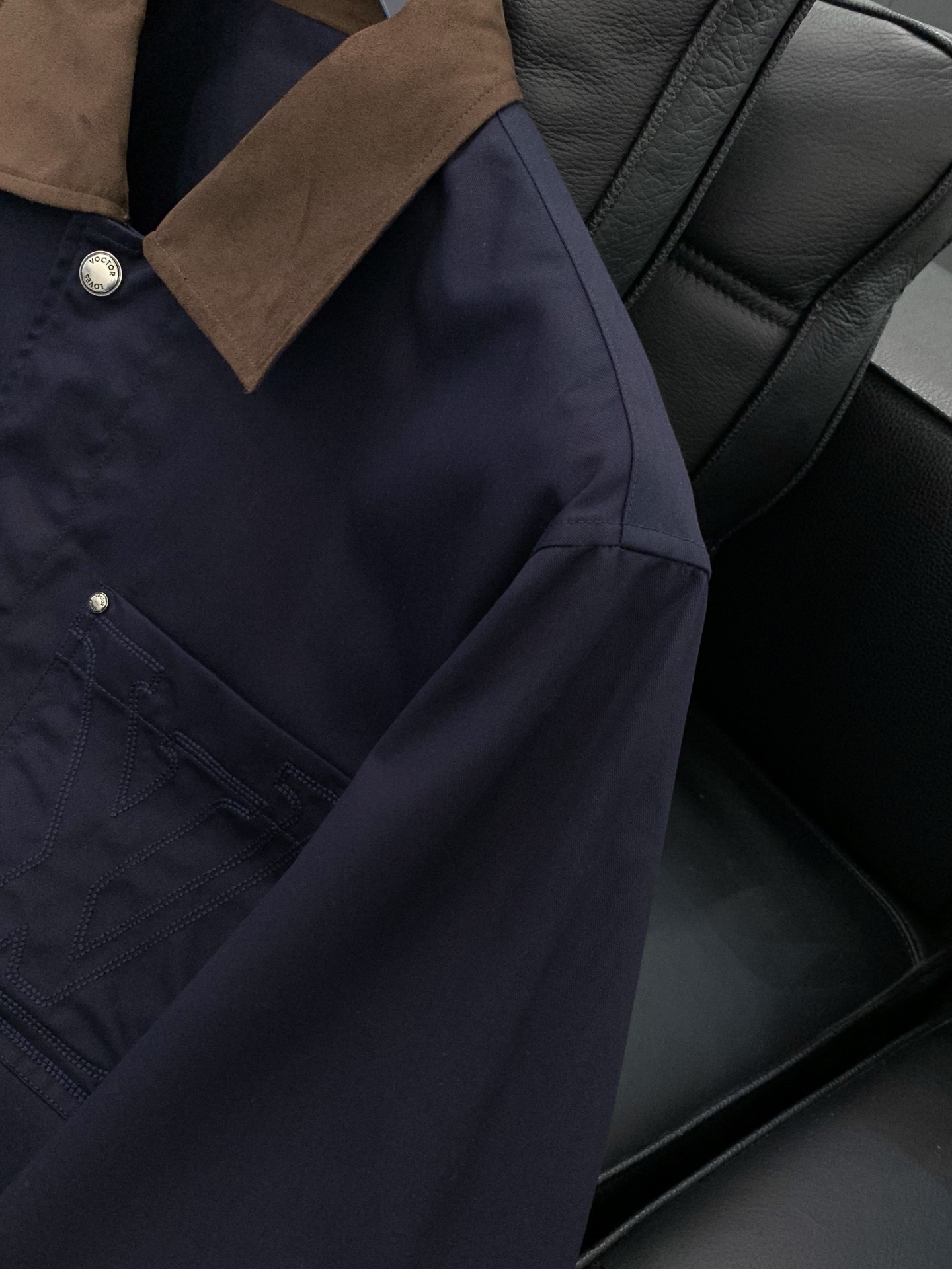 ，LouisVuitton 路易威登，春季最新款，专柜同步有售，原单狠货，时尚休闲翻领外套，上身很有特点