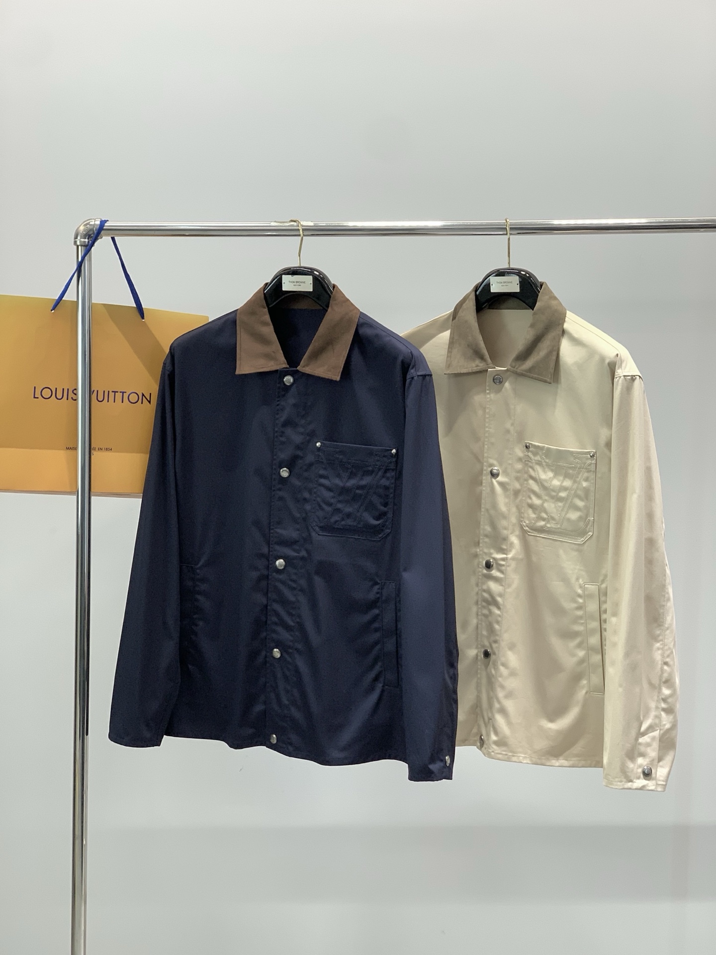 ，LouisVuitton 路易威登，春季最新款，专柜同步有售，原单狠货，时尚休闲翻领外套，上身很有特点