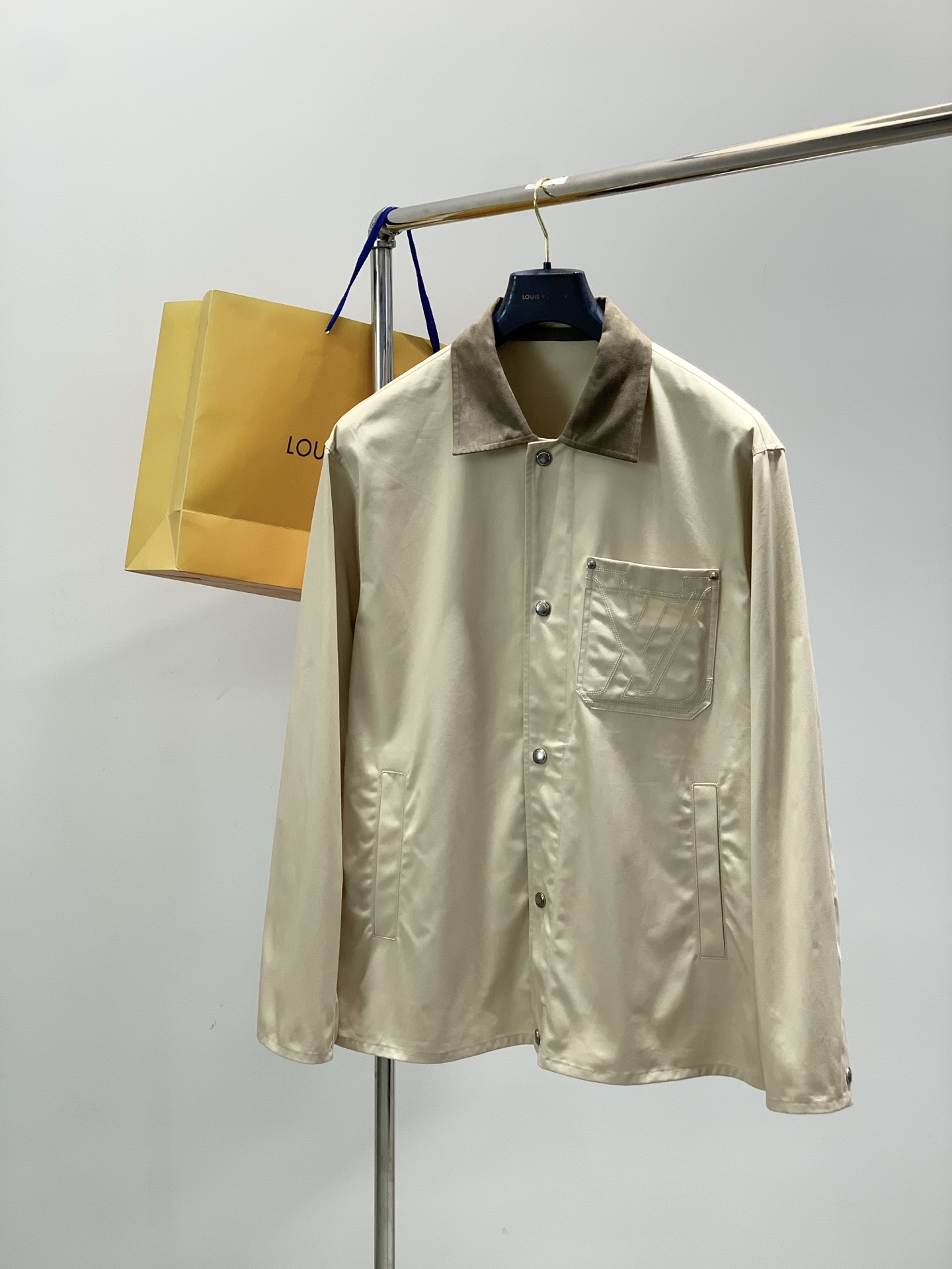 ，LouisVuitton 路易威登，春季最新款，专柜同步有售，原单狠货，时尚休闲翻领外套，上身很有特点