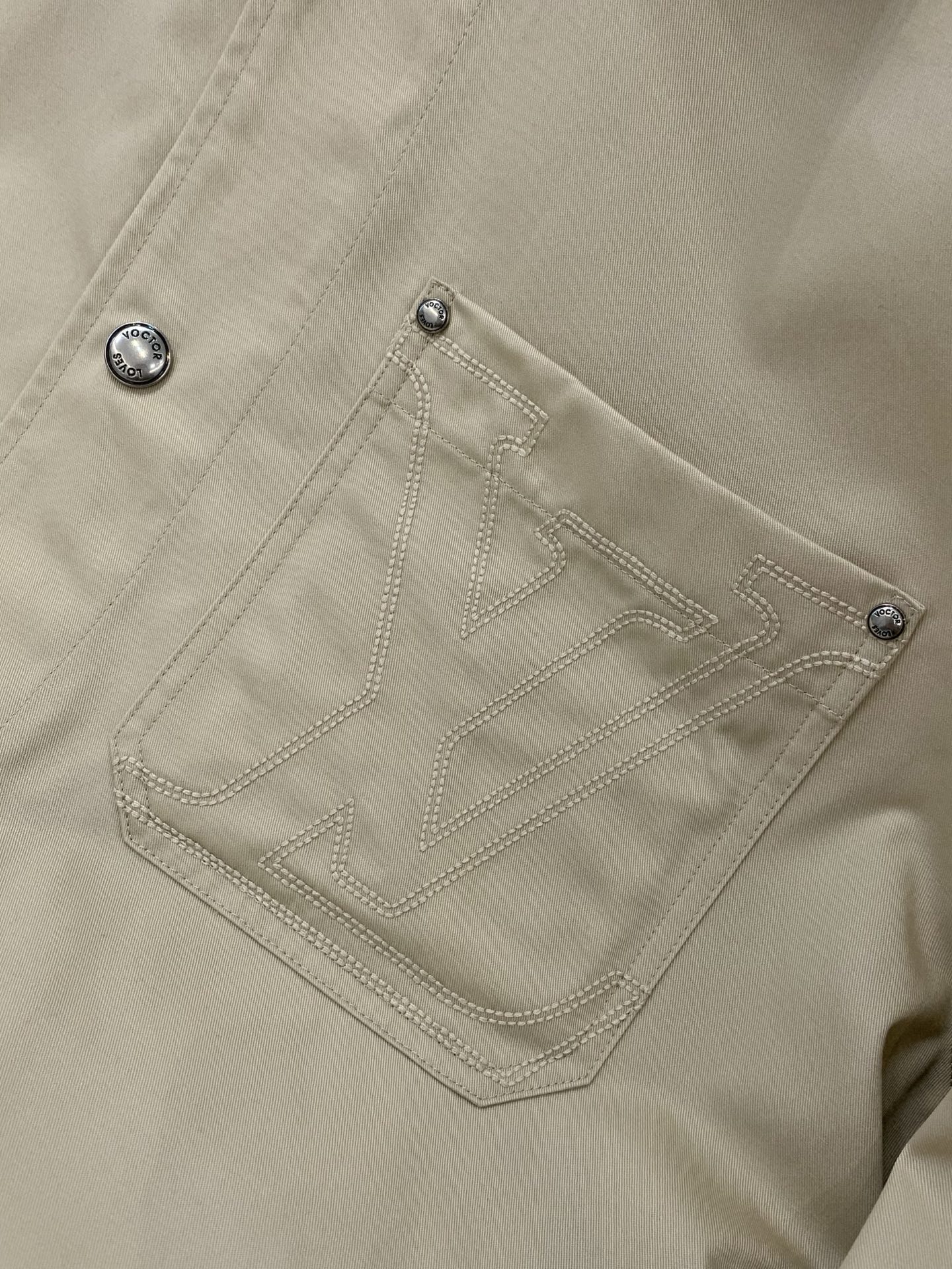 ，LouisVuitton 路易威登，春季最新款，专柜同步有售，原单狠货，时尚休闲翻领外套，上身很有特点