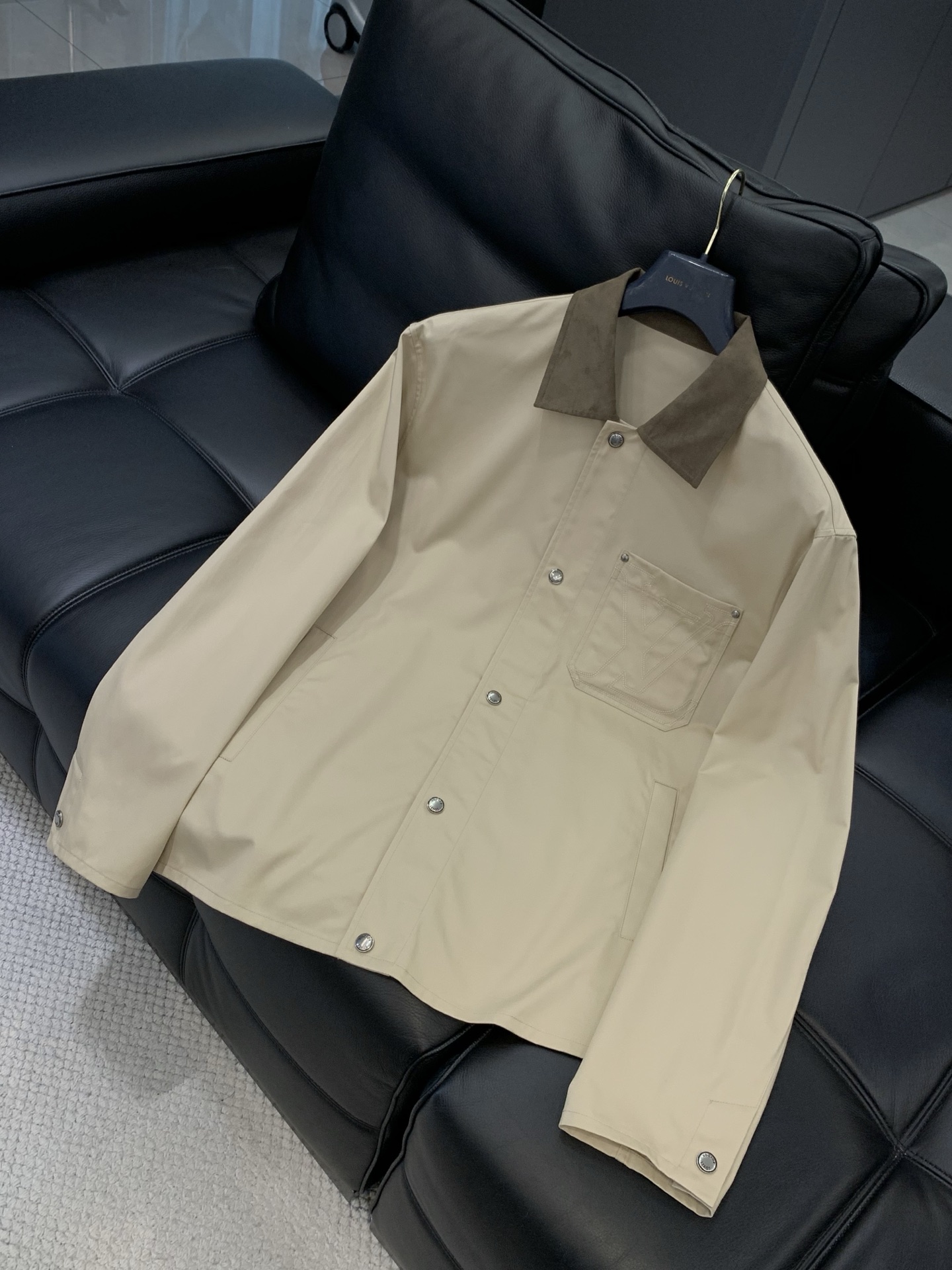 ，LouisVuitton 路易威登，春季最新款，专柜同步有售，原单狠货，时尚休闲翻领外套，上身很有特点