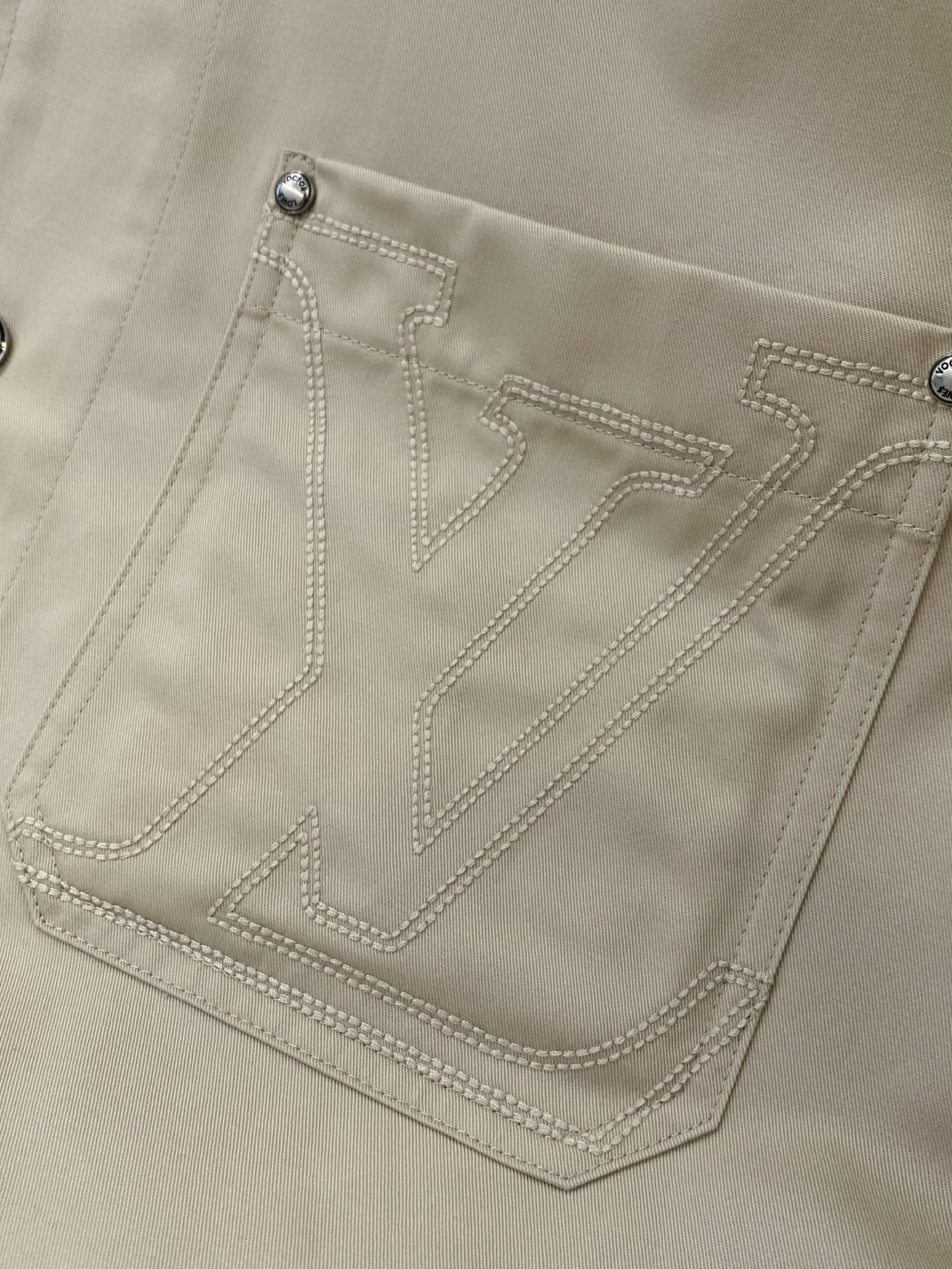 ，LouisVuitton 路易威登，春季最新款，专柜同步有售，原单狠货，时尚休闲翻领外套，上身很有特点