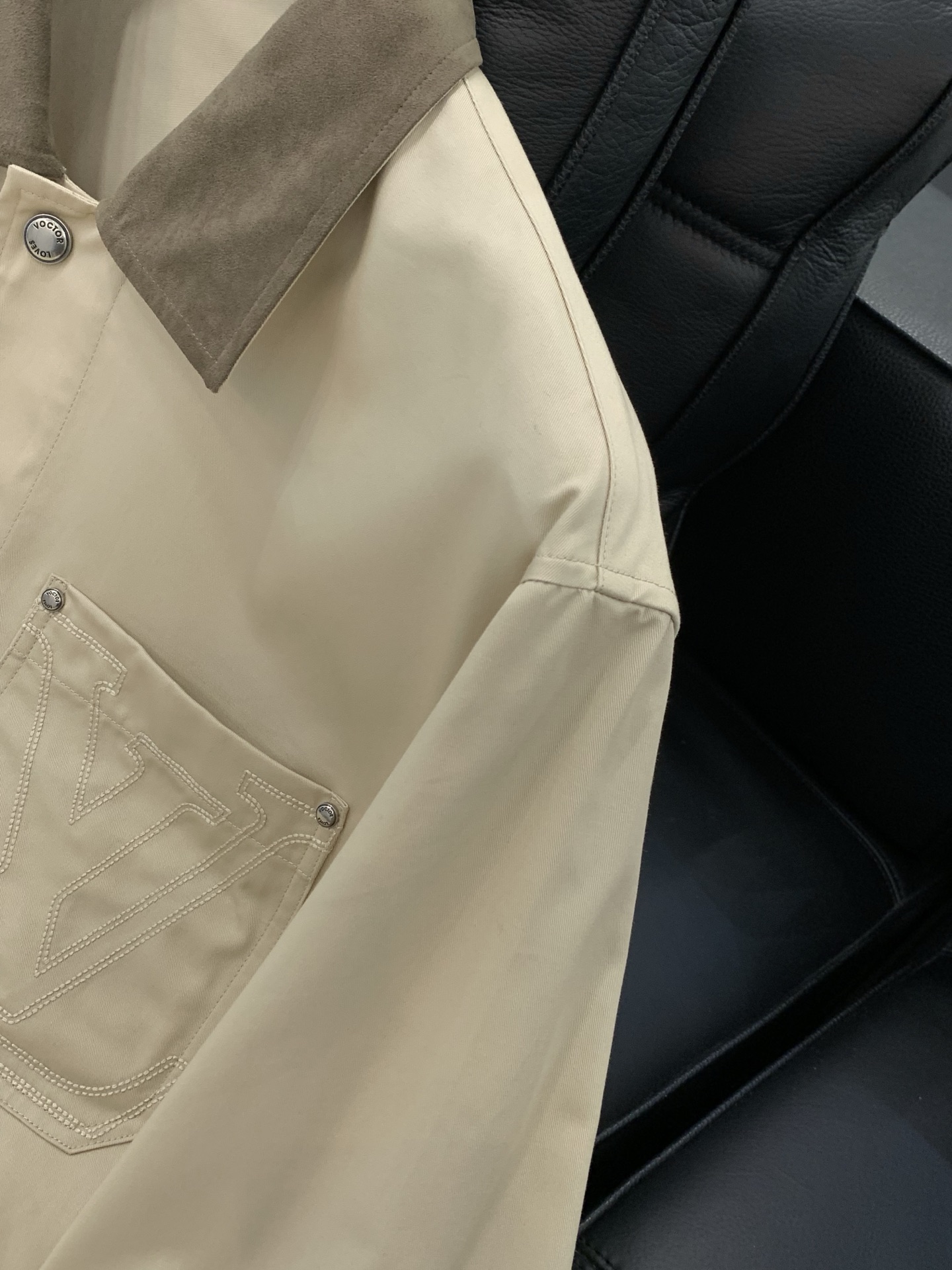 ，LouisVuitton 路易威登，春季最新款，专柜同步有售，原单狠货，时尚休闲翻领外套，上身很有特点