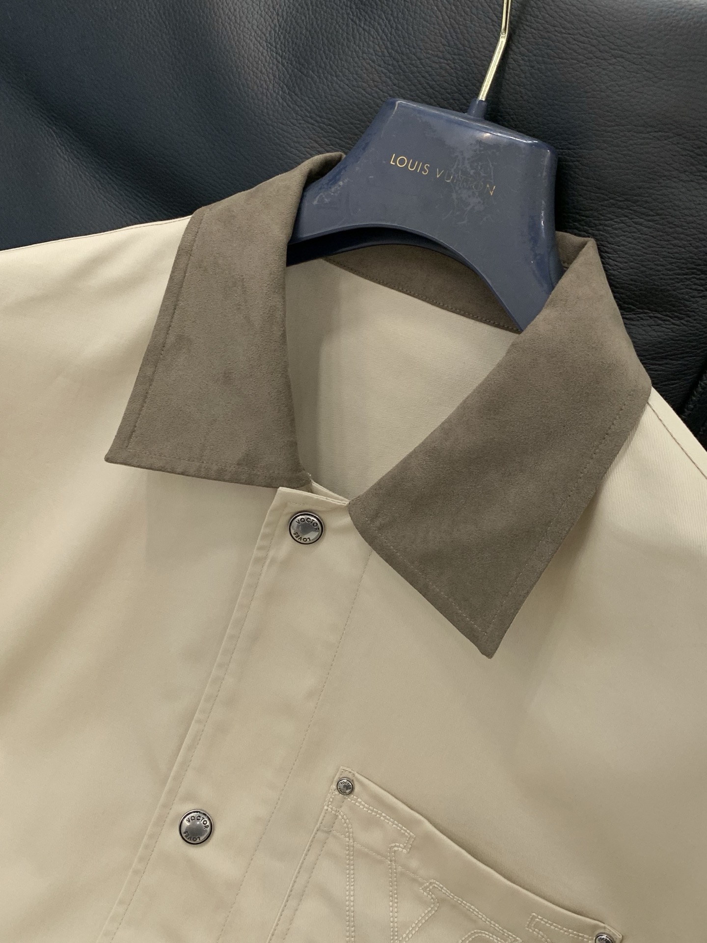 ，LouisVuitton 路易威登，春季最新款，专柜同步有售，原单狠货，时尚休闲翻领外套，上身很有特点