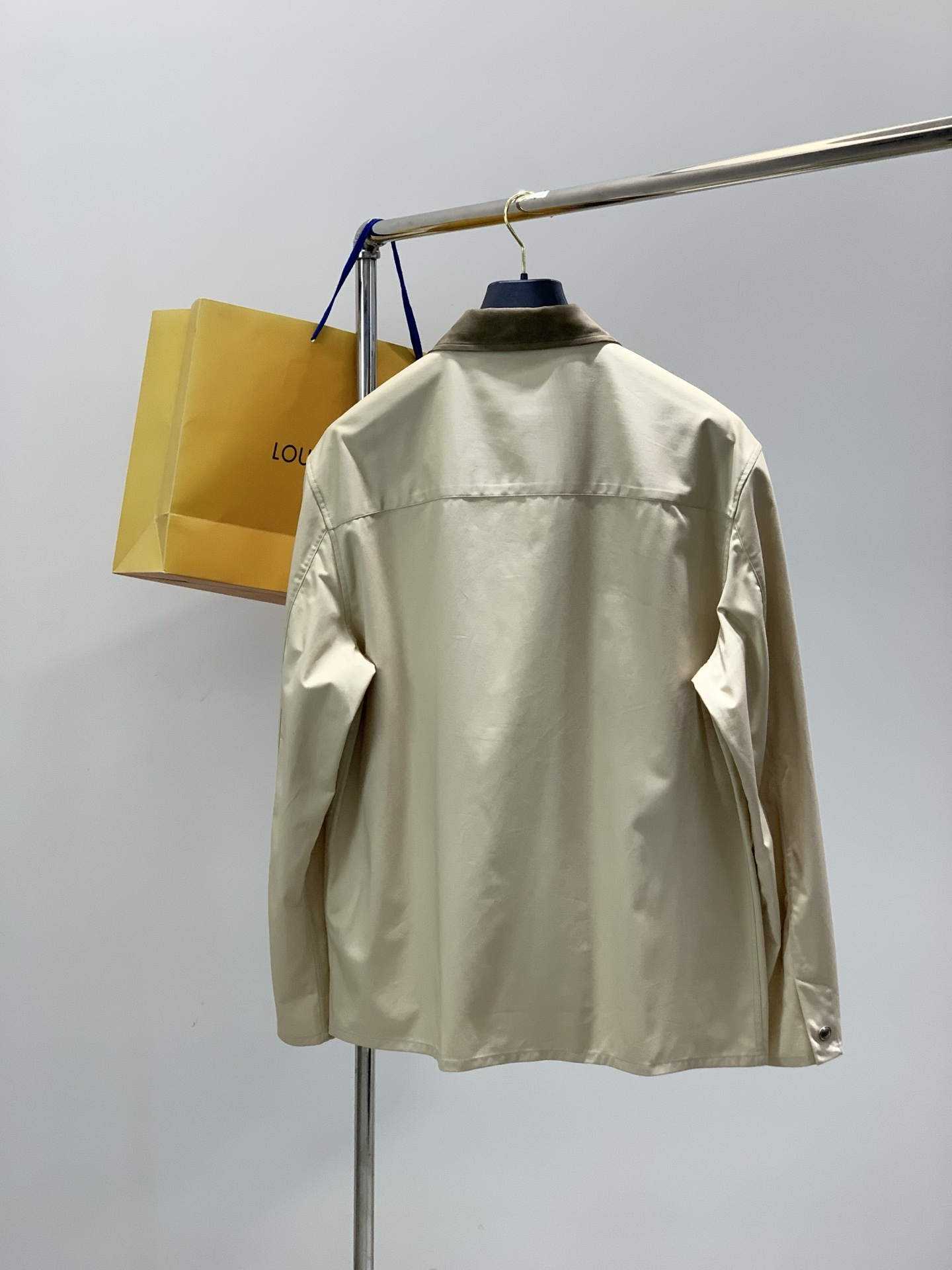 ，LouisVuitton 路易威登，春季最新款，专柜同步有售，原单狠货，时尚休闲翻领外套，上身很有特点