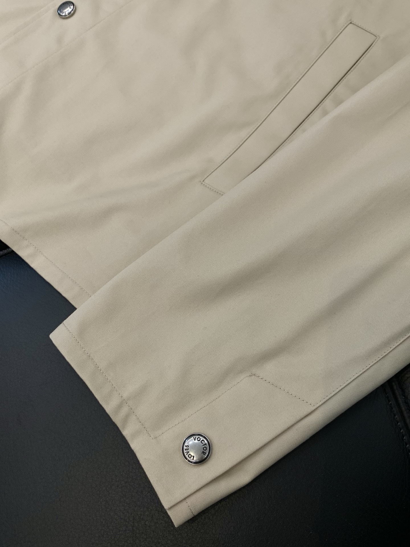 ，LouisVuitton 路易威登，春季最新款，专柜同步有售，原单狠货，时尚休闲翻领外套，上身很有特点