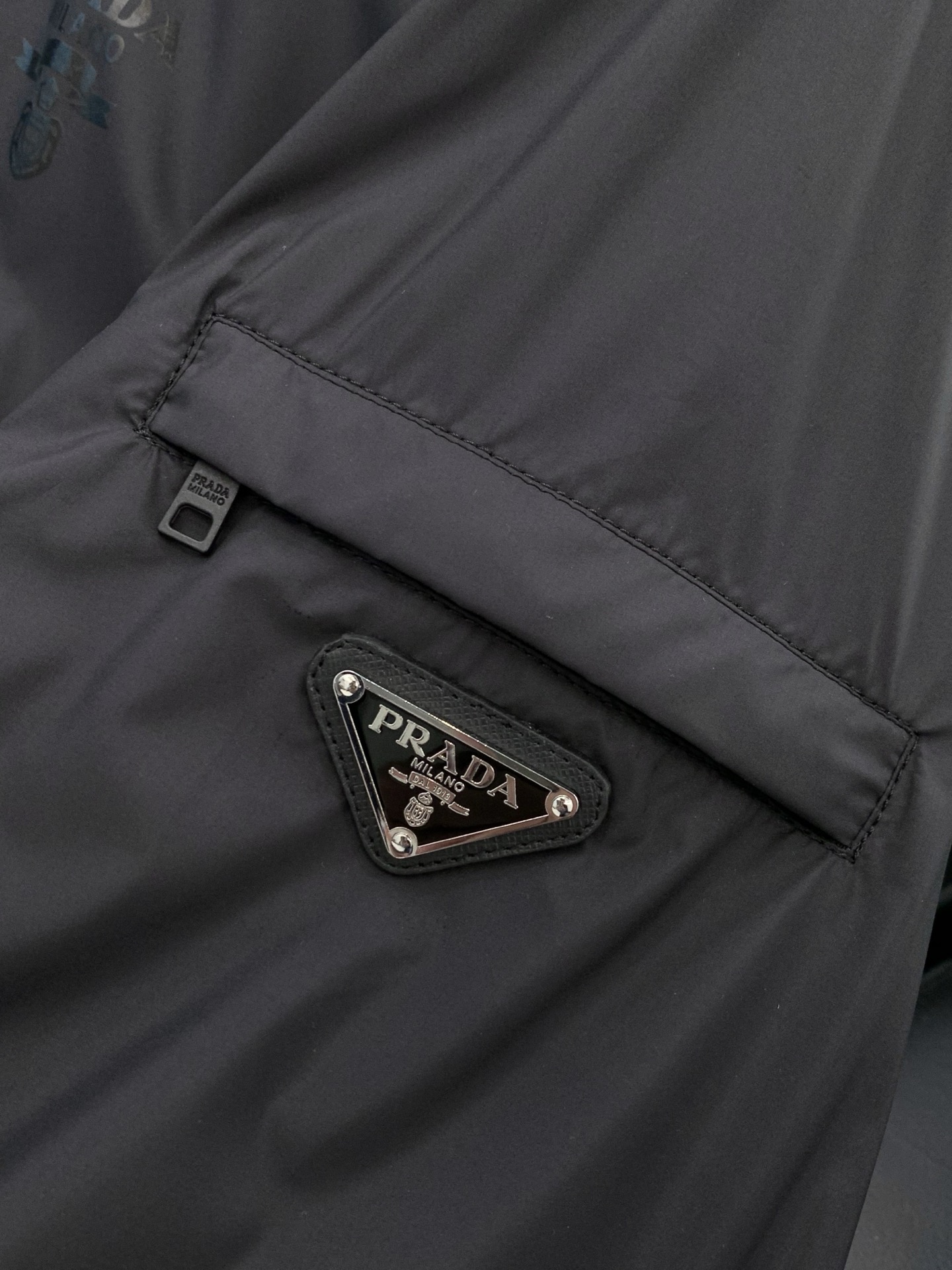 ，PRADA 普拉达，春季最新品，专柜同步有售，时尚休闲连帽外套，进口原版面料，做工极为复杂，唯一可以做