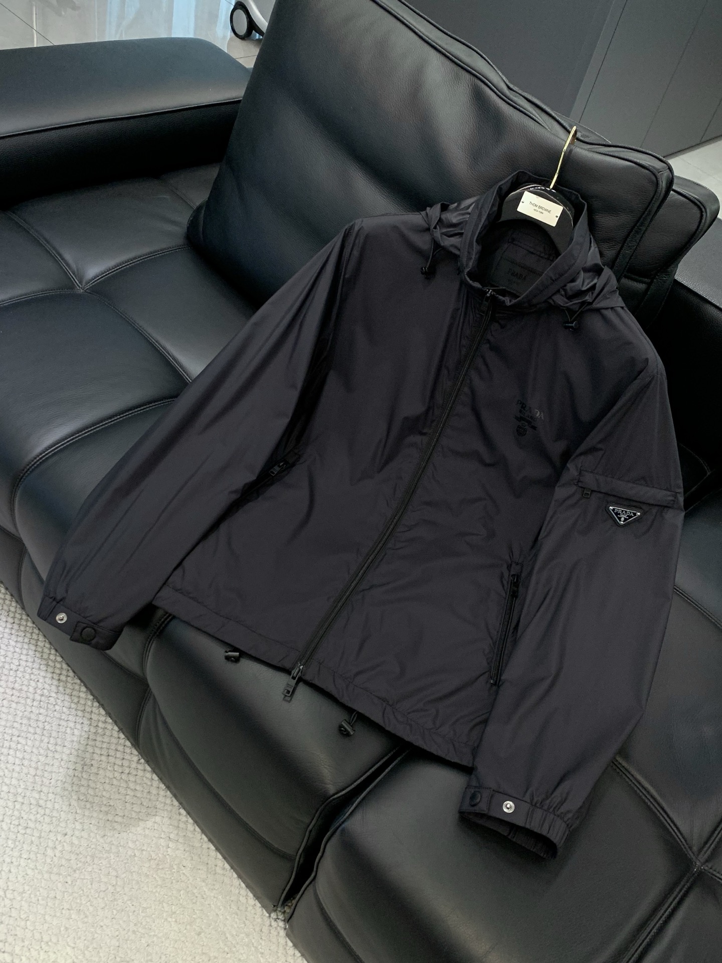 ，PRADA 普拉达，春季最新品，专柜同步有售，时尚休闲连帽外套，进口原版面料，做工极为复杂，唯一可以做