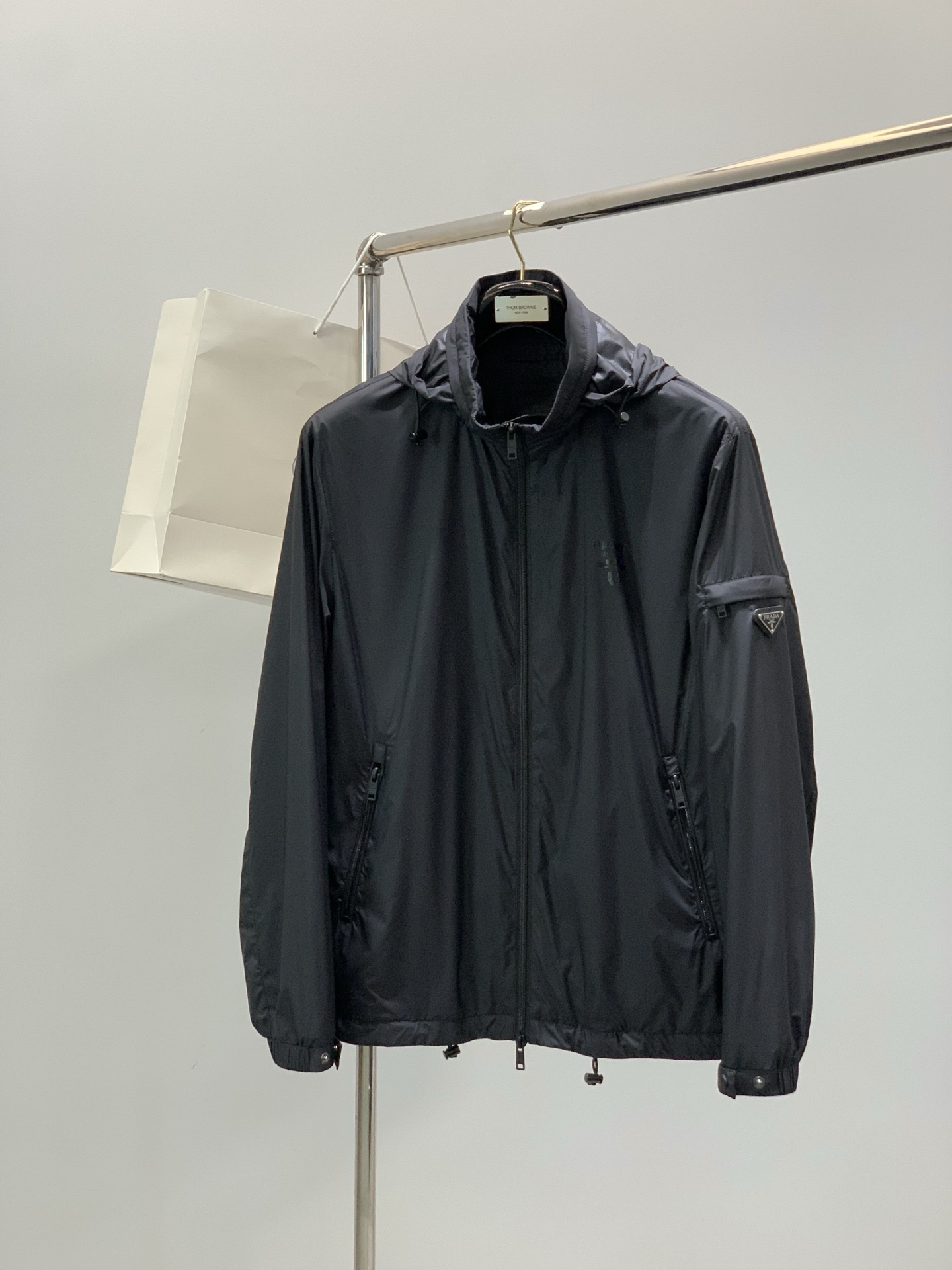 ，PRADA 普拉达，春季最新品，专柜同步有售，时尚休闲连帽外套，进口原版面料，做工极为复杂，唯一可以做