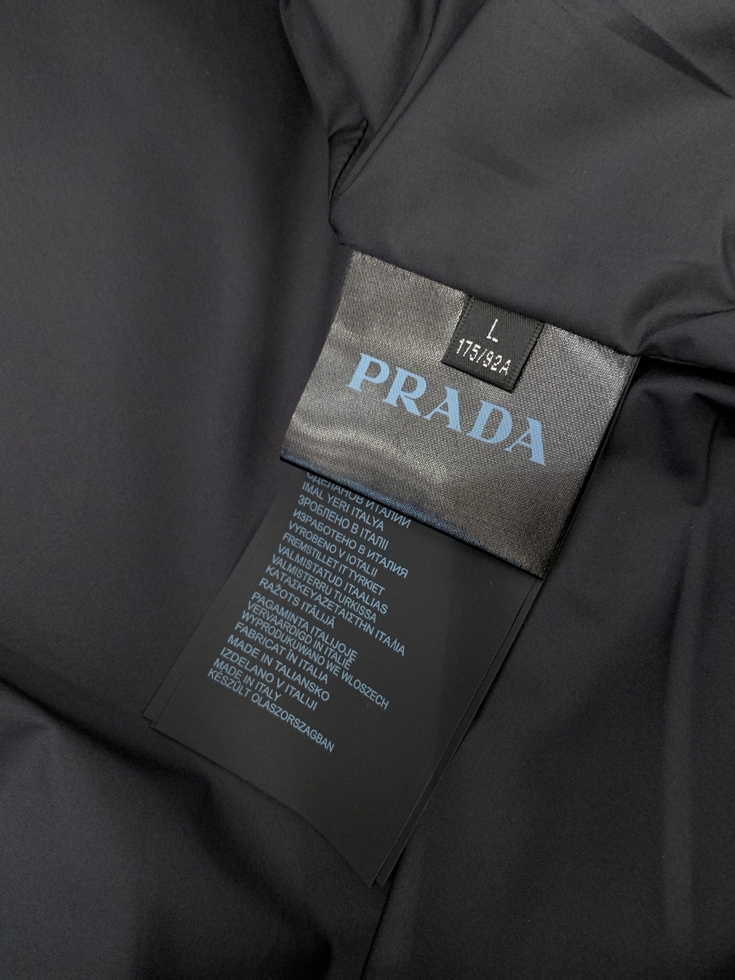，PRADA 普拉达，春季最新品，专柜同步有售，时尚休闲连帽外套，进口原版面料，做工极为复杂，唯一可以做