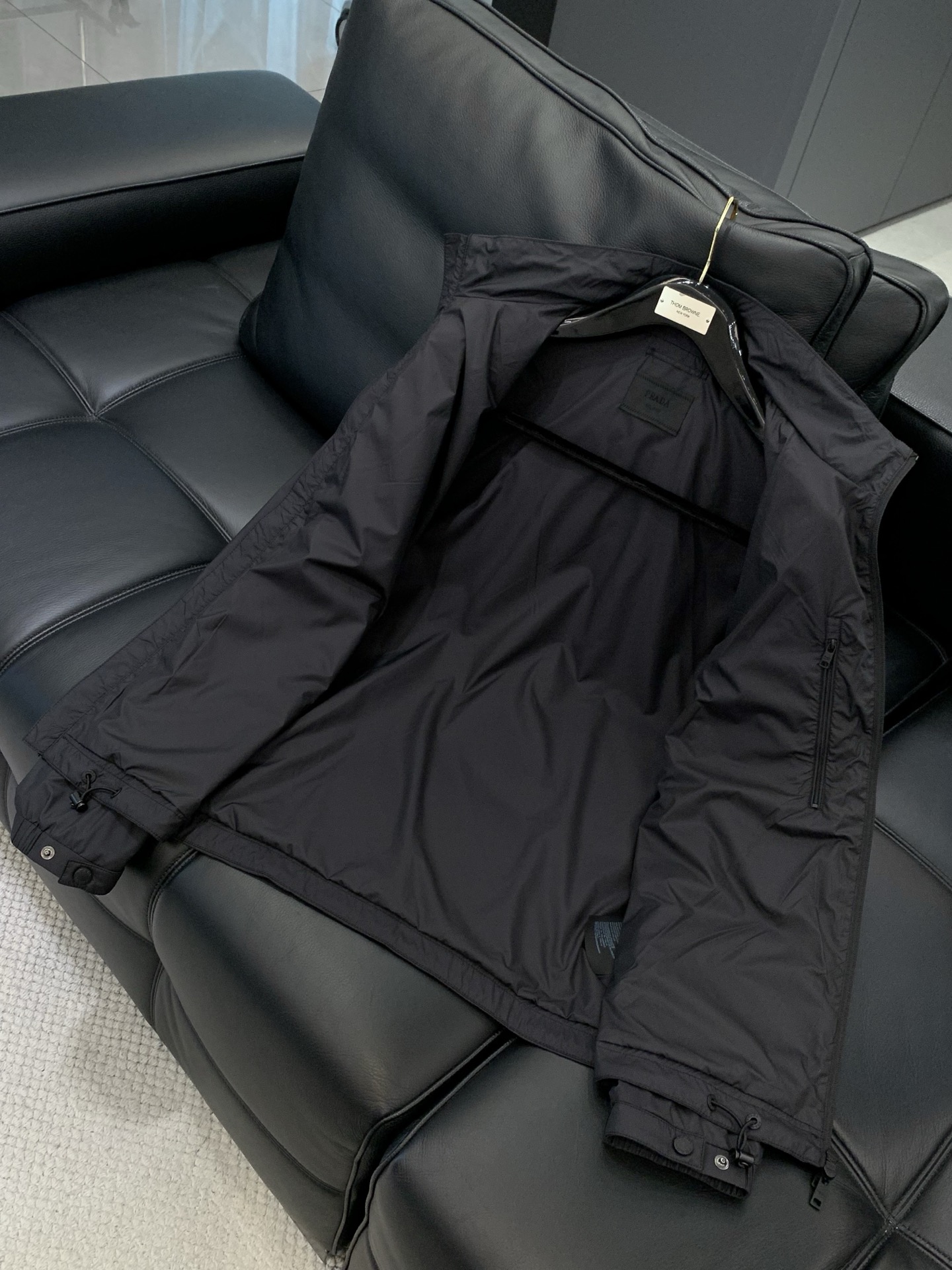 ，PRADA 普拉达，春季最新品，专柜同步有售，时尚休闲连帽外套，进口原版面料，做工极为复杂，唯一可以做