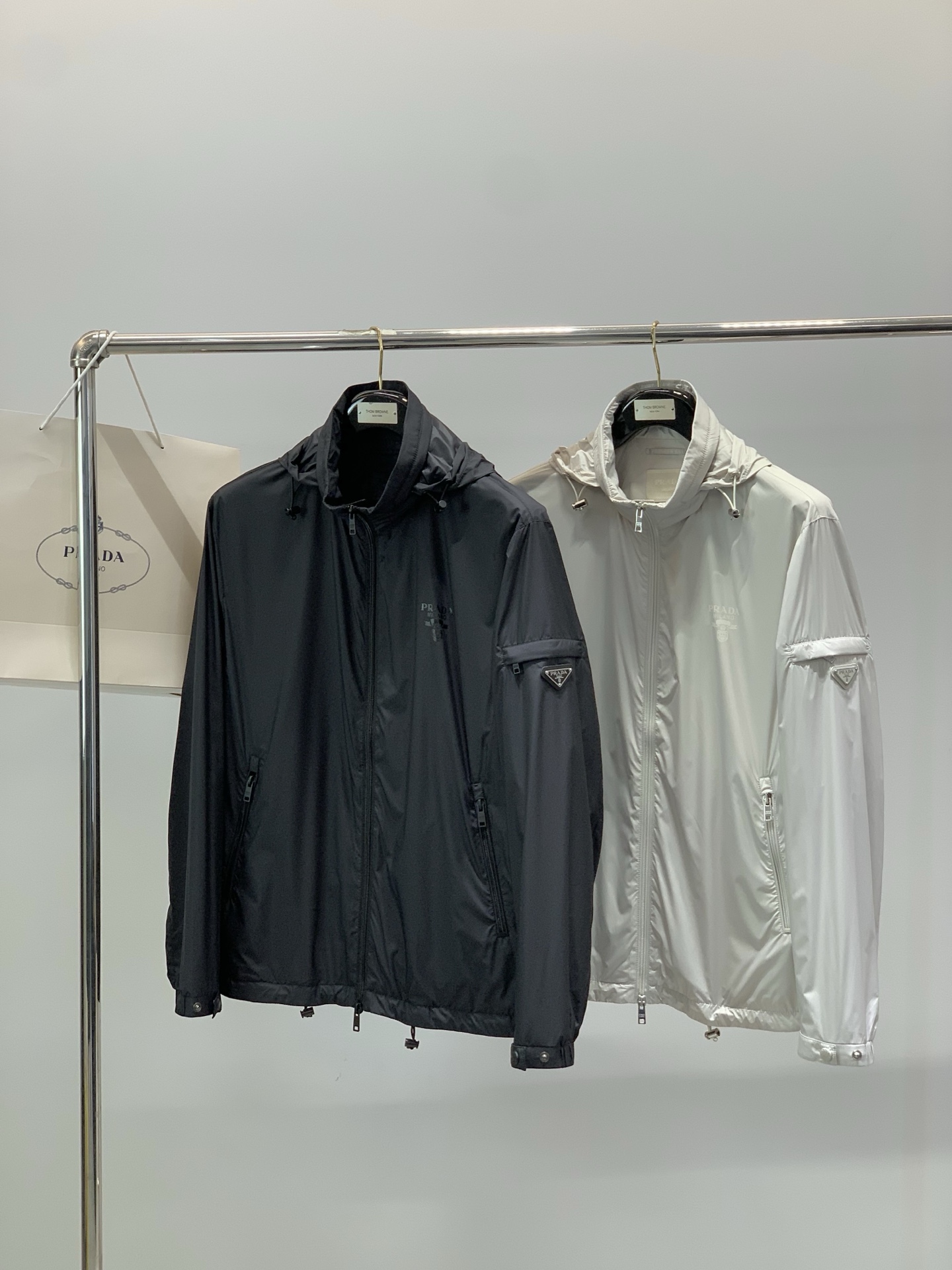 ，PRADA 普拉达，春季最新品，专柜同步有售，时尚休闲连帽外套，进口原版面料，做工极为复杂，唯一可以做