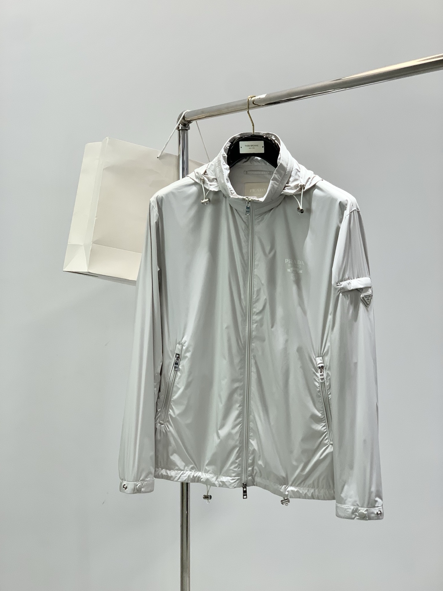 ，PRADA 普拉达，春季最新品，专柜同步有售，时尚休闲连帽外套，进口原版面料，做工极为复杂，唯一可以做