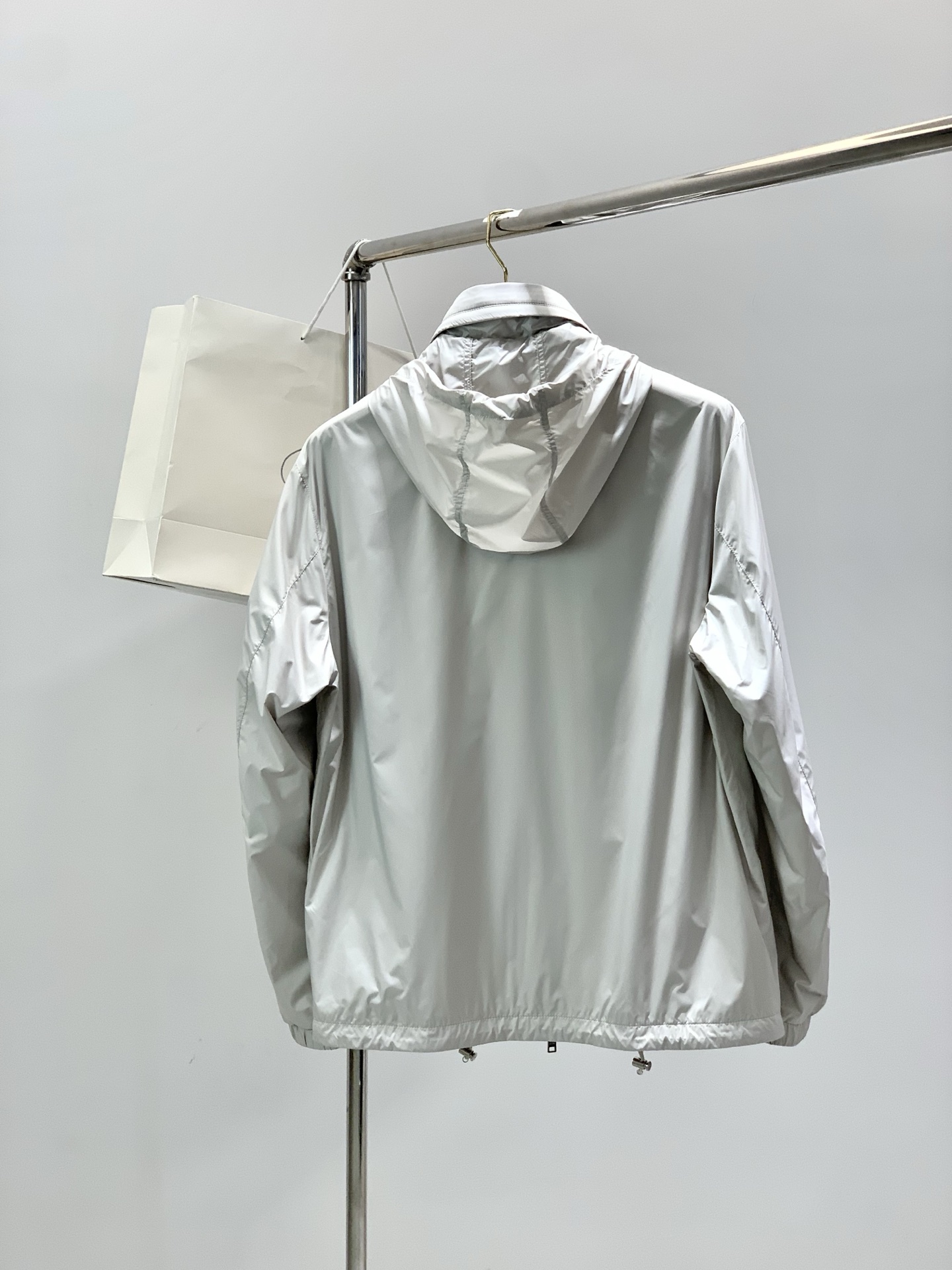 ，PRADA 普拉达，春季最新品，专柜同步有售，时尚休闲连帽外套，进口原版面料，做工极为复杂，唯一可以做