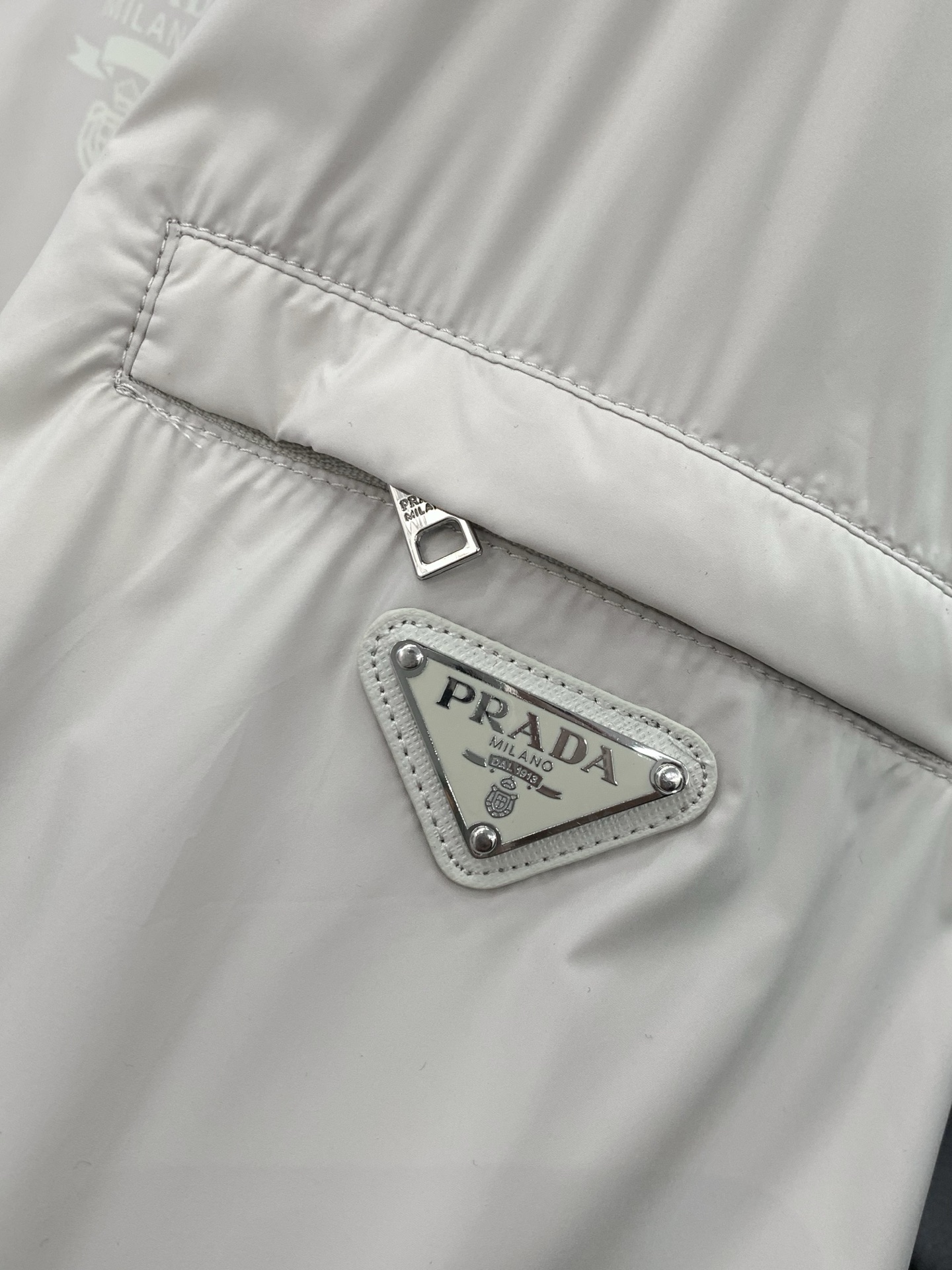 ，PRADA 普拉达，春季最新品，专柜同步有售，时尚休闲连帽外套，进口原版面料，做工极为复杂，唯一可以做