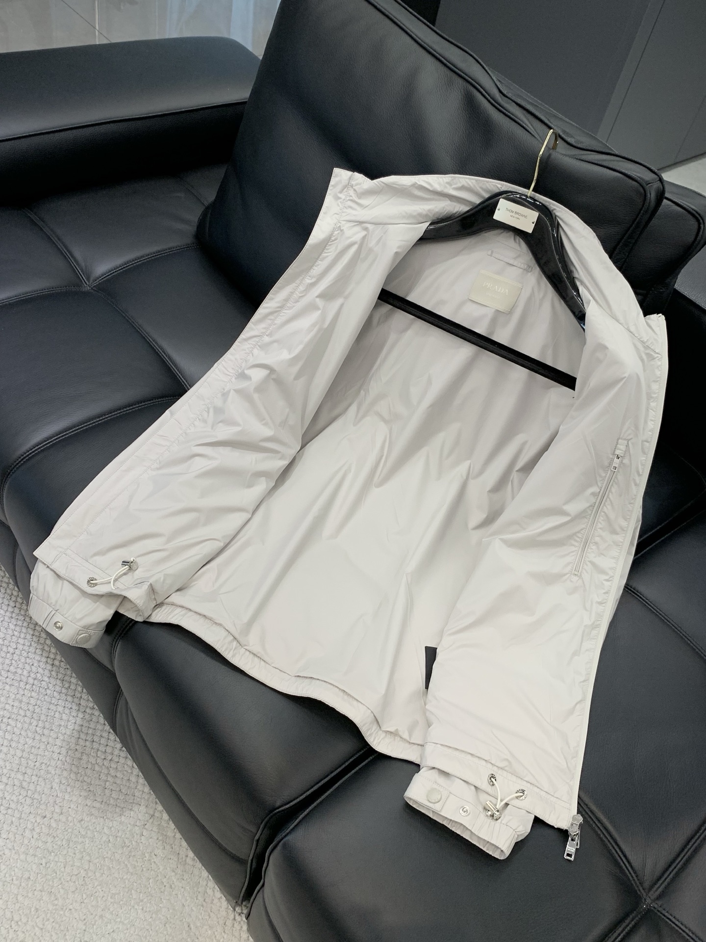 ，PRADA 普拉达，春季最新品，专柜同步有售，时尚休闲连帽外套，进口原版面料，做工极为复杂，唯一可以做