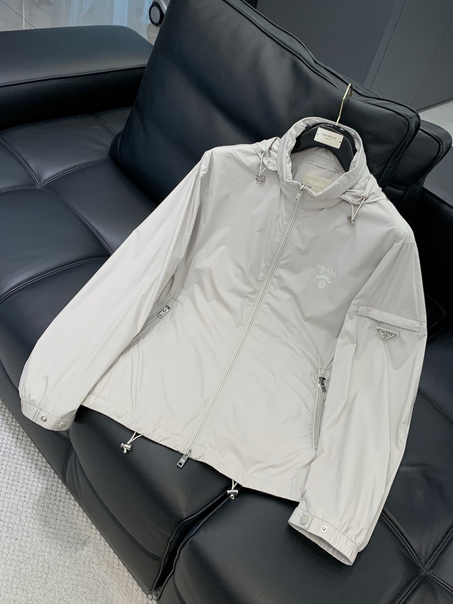 ，PRADA 普拉达，春季最新品，专柜同步有售，时尚休闲连帽外套，进口原版面料，做工极为复杂，唯一可以做