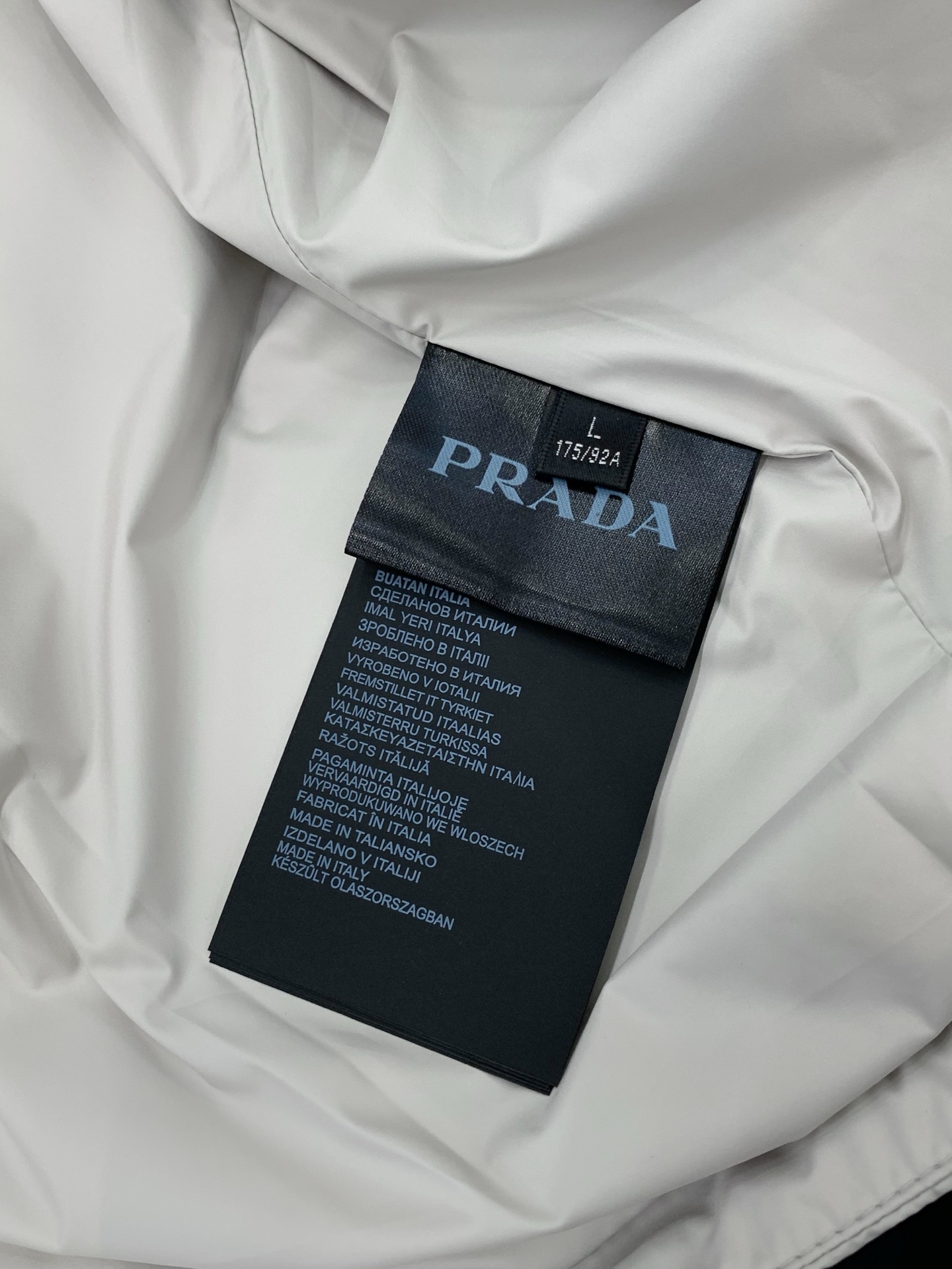 ，PRADA 普拉达，春季最新品，专柜同步有售，时尚休闲连帽外套，进口原版面料，做工极为复杂，唯一可以做