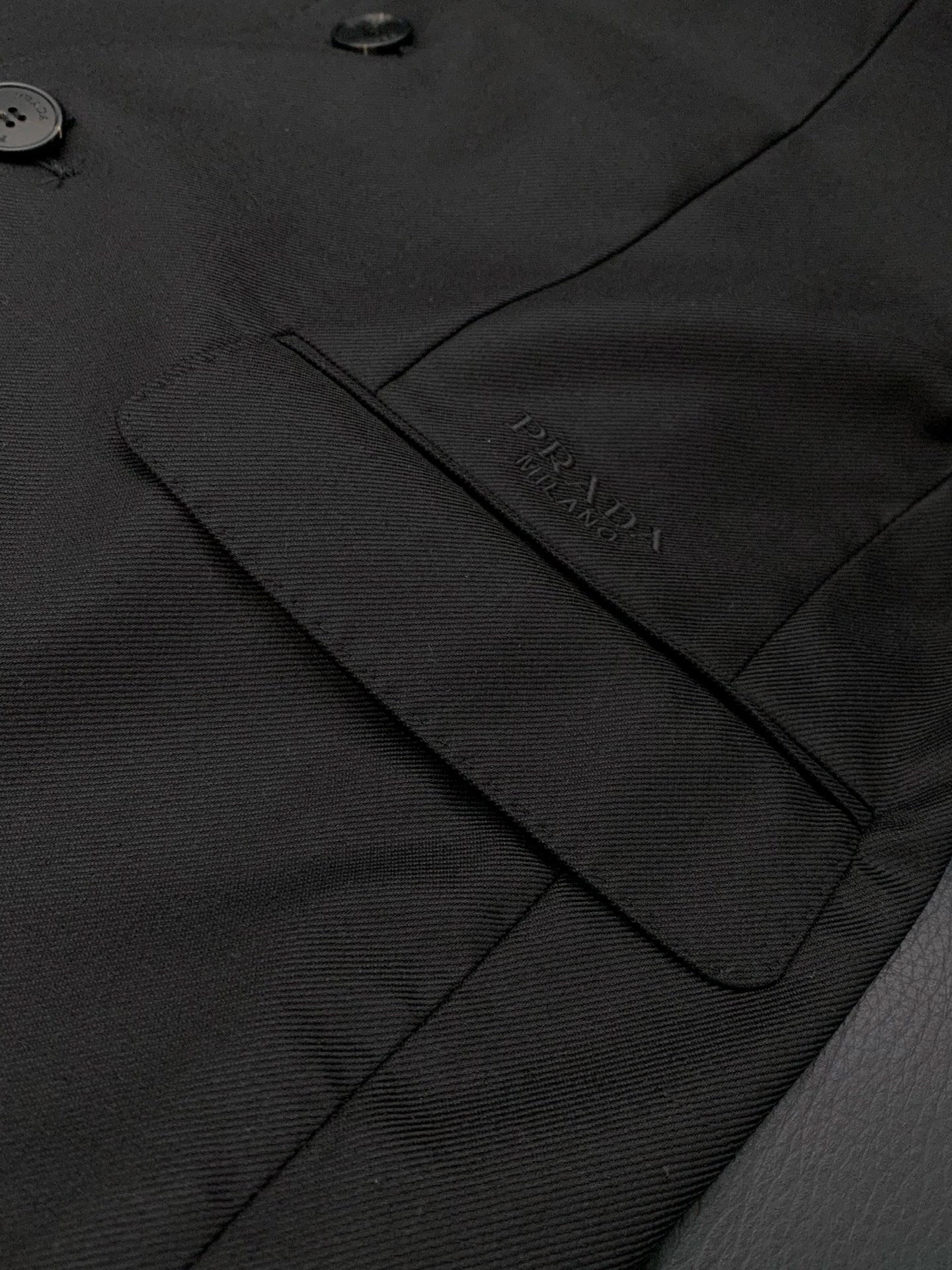 ，PRADA 普拉达，春季最新品，专柜同步有售，时尚休闲西装外套，进口原版面料，做工极为复杂，唯一可以做