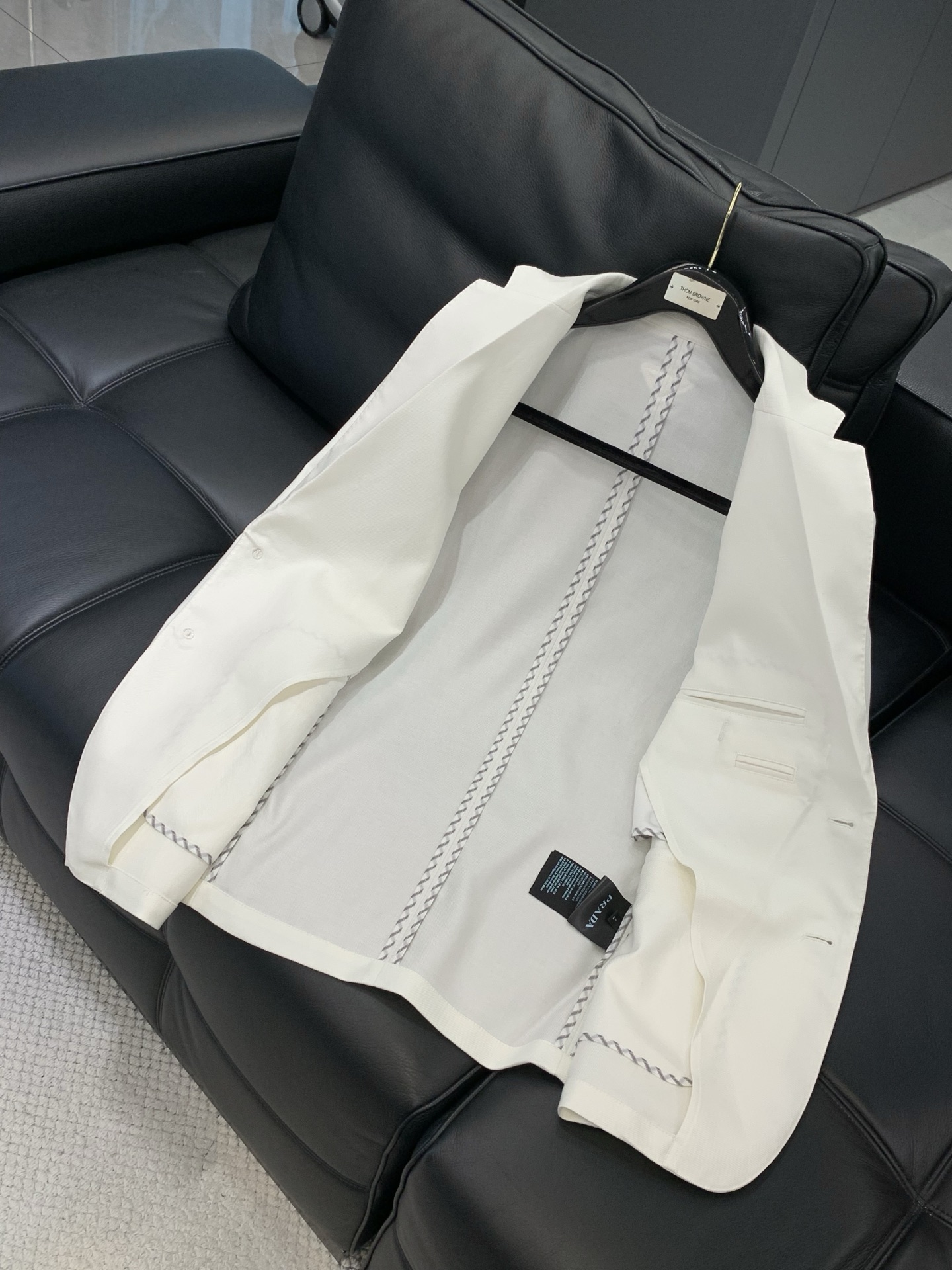 ，PRADA 普拉达，春季最新品，专柜同步有售，时尚休闲西装外套，进口原版面料，做工极为复杂，唯一可以做