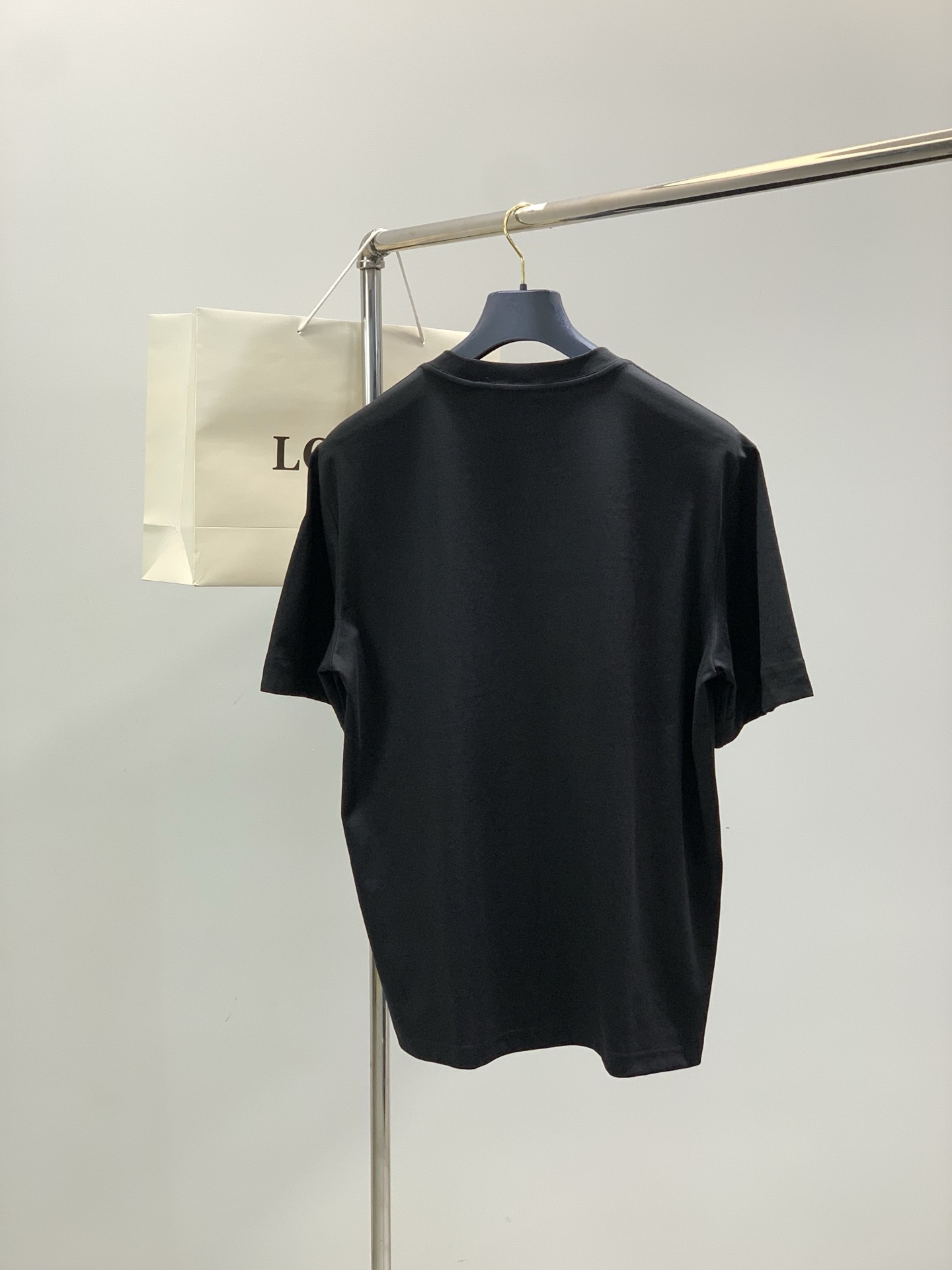 ，Loewe 罗意威，2026春夏最新款，专柜同步有售，原单狠货，时尚休闲圆领短袖T恤，上身很有特点！吸