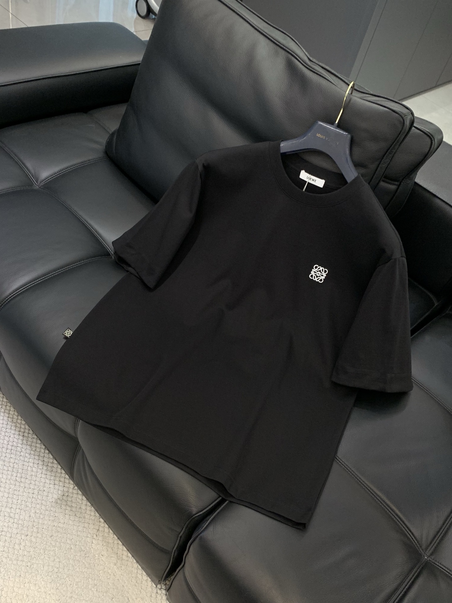 ，Loewe 罗意威，2026春夏最新款，专柜同步有售，原单狠货，时尚休闲圆领短袖T恤，上身很有特点！吸