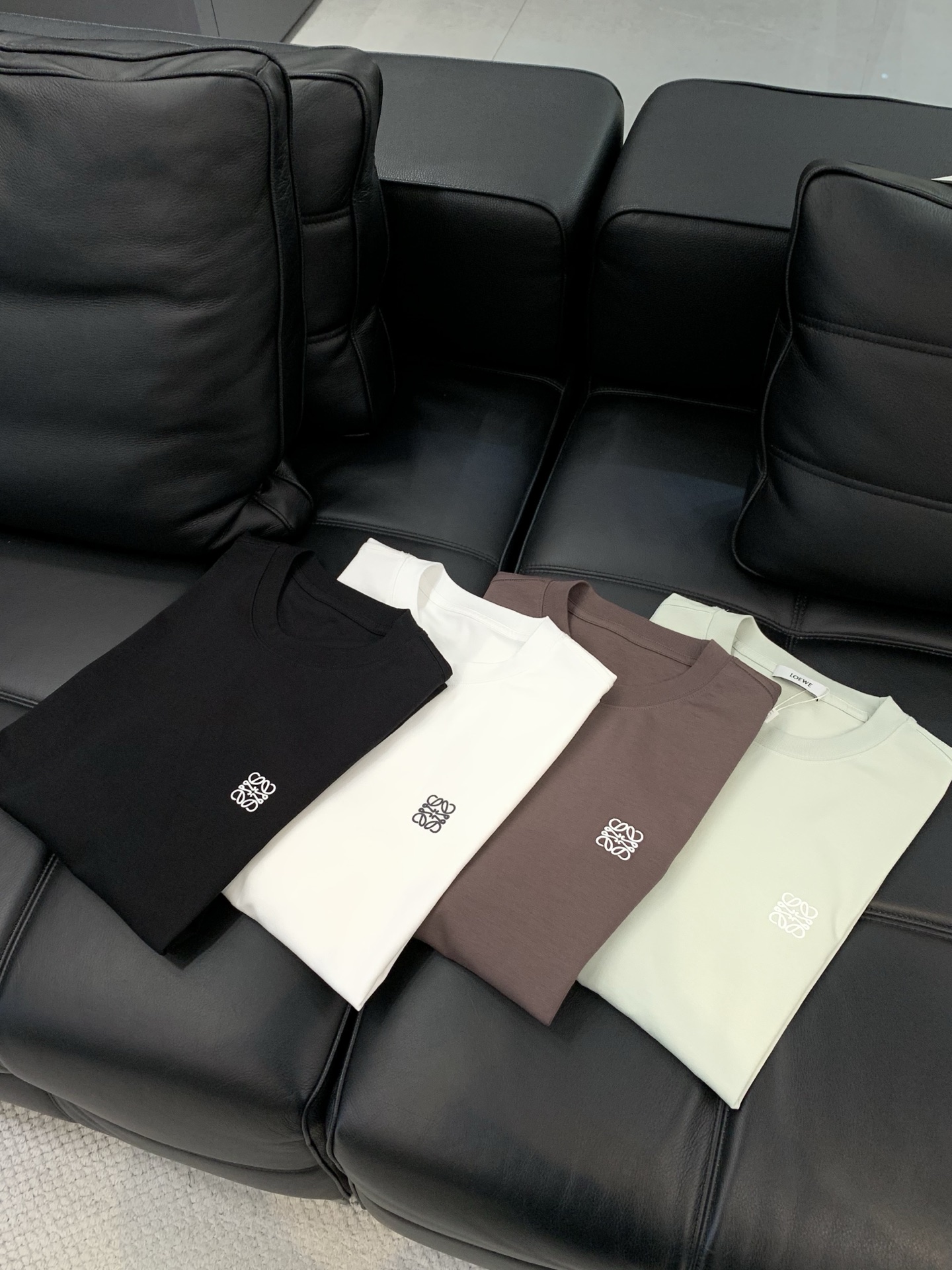 ，Loewe 罗意威，2026春夏最新款，专柜同步有售，原单狠货，时尚休闲圆领短袖T恤，上身很有特点！吸