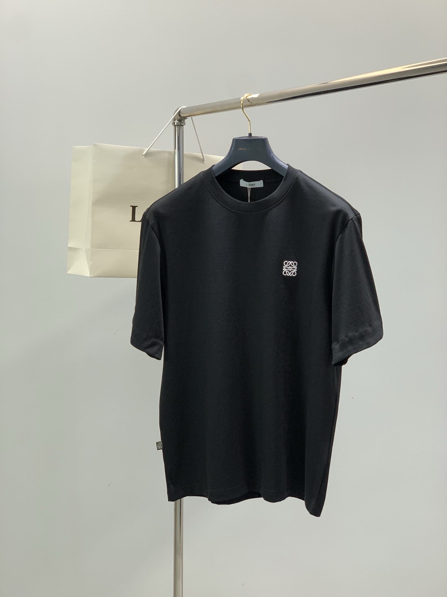 ，Loewe 罗意威，2026春夏最新款，专柜同步有售，原单狠货，时尚休闲圆领短袖T恤，上身很有特点！吸